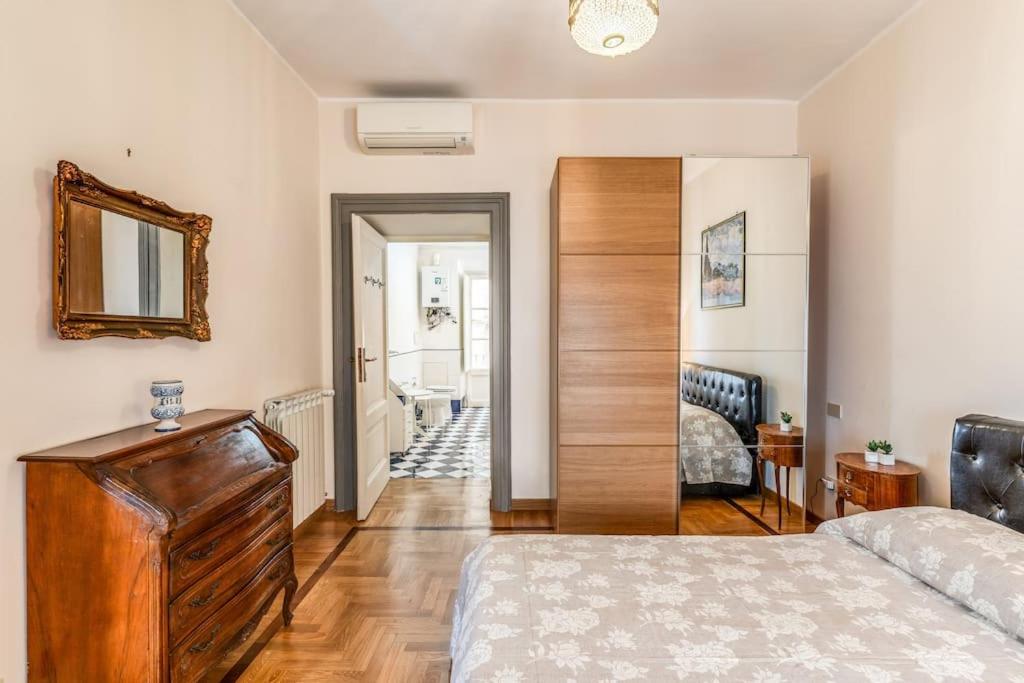 XX SETT: Flat by Barberini Trevi Fountain