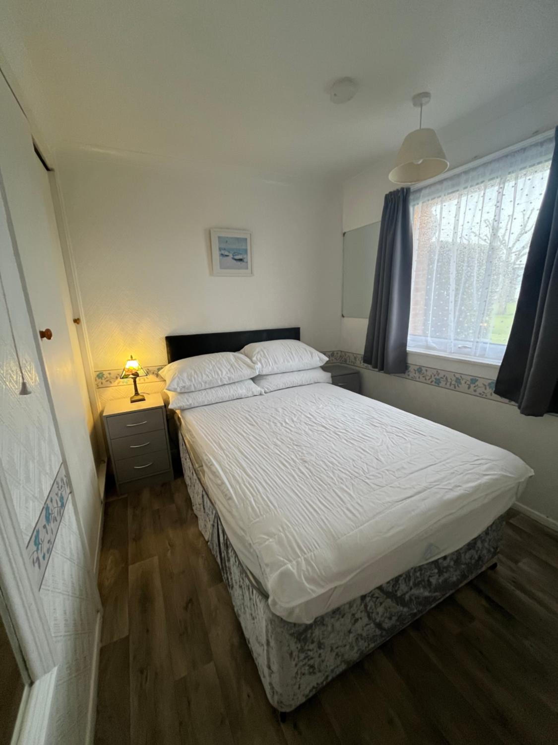 14, Sundowner Holiday Park, Hemsby - Two bed chalet, sleeps 6, bed linen and towels included - pet friendly