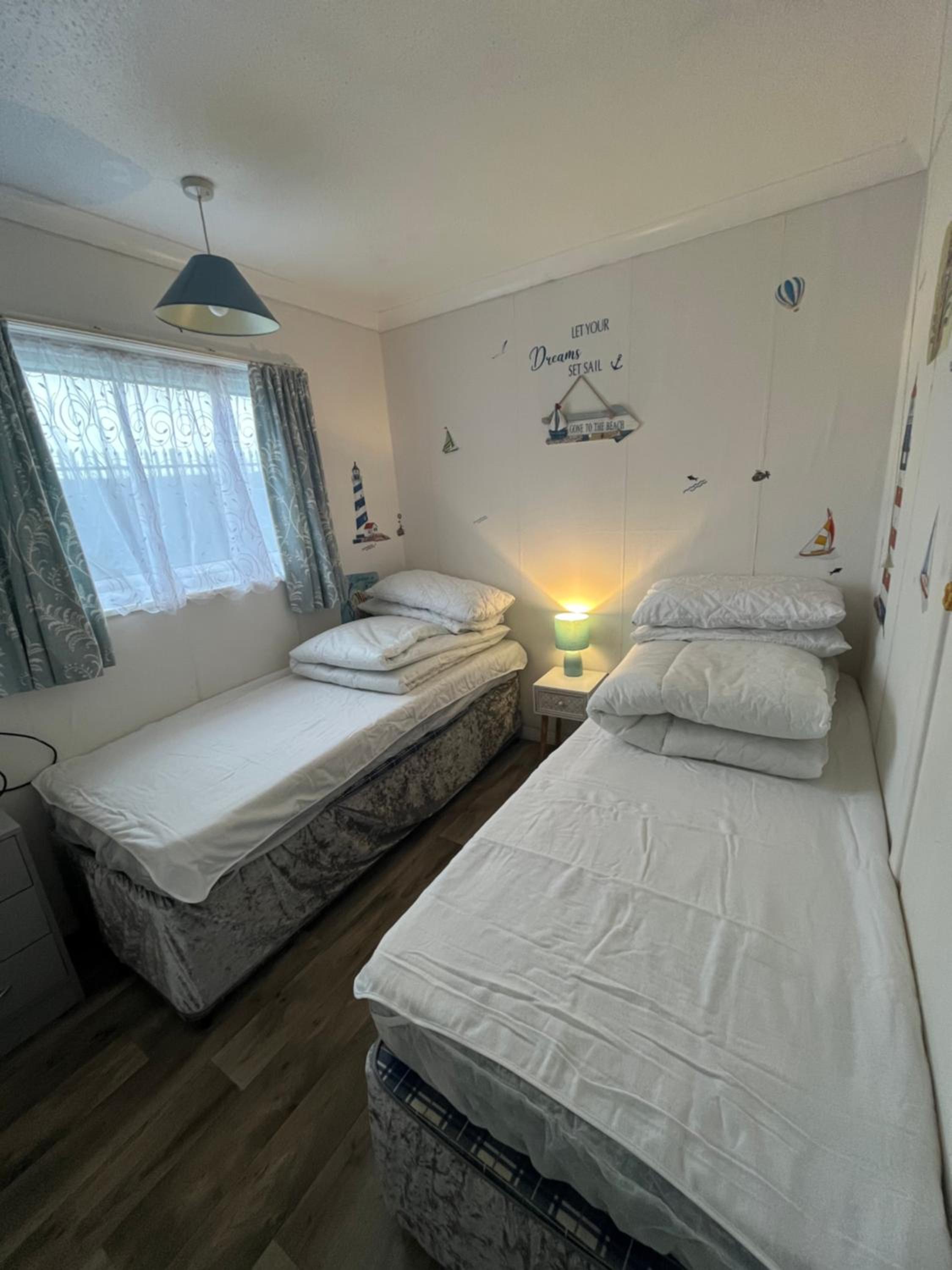 14, Sundowner Holiday Park, Hemsby - Two bed chalet, sleeps 6, bed linen and towels included - pet friendly