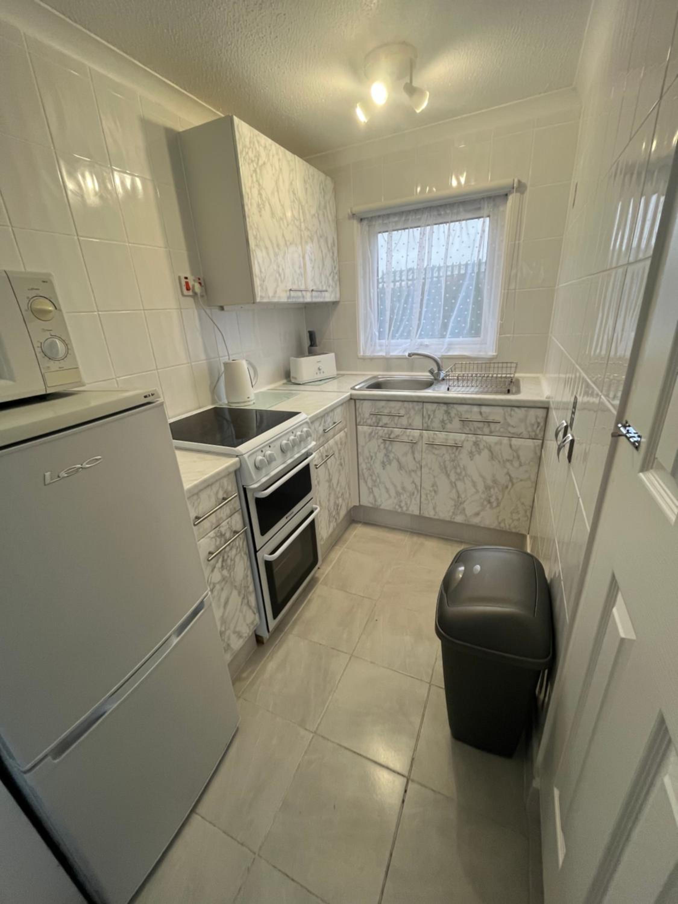 14, Sundowner Holiday Park, Hemsby - Two bed chalet, sleeps 6, bed linen and towels included - pet friendly