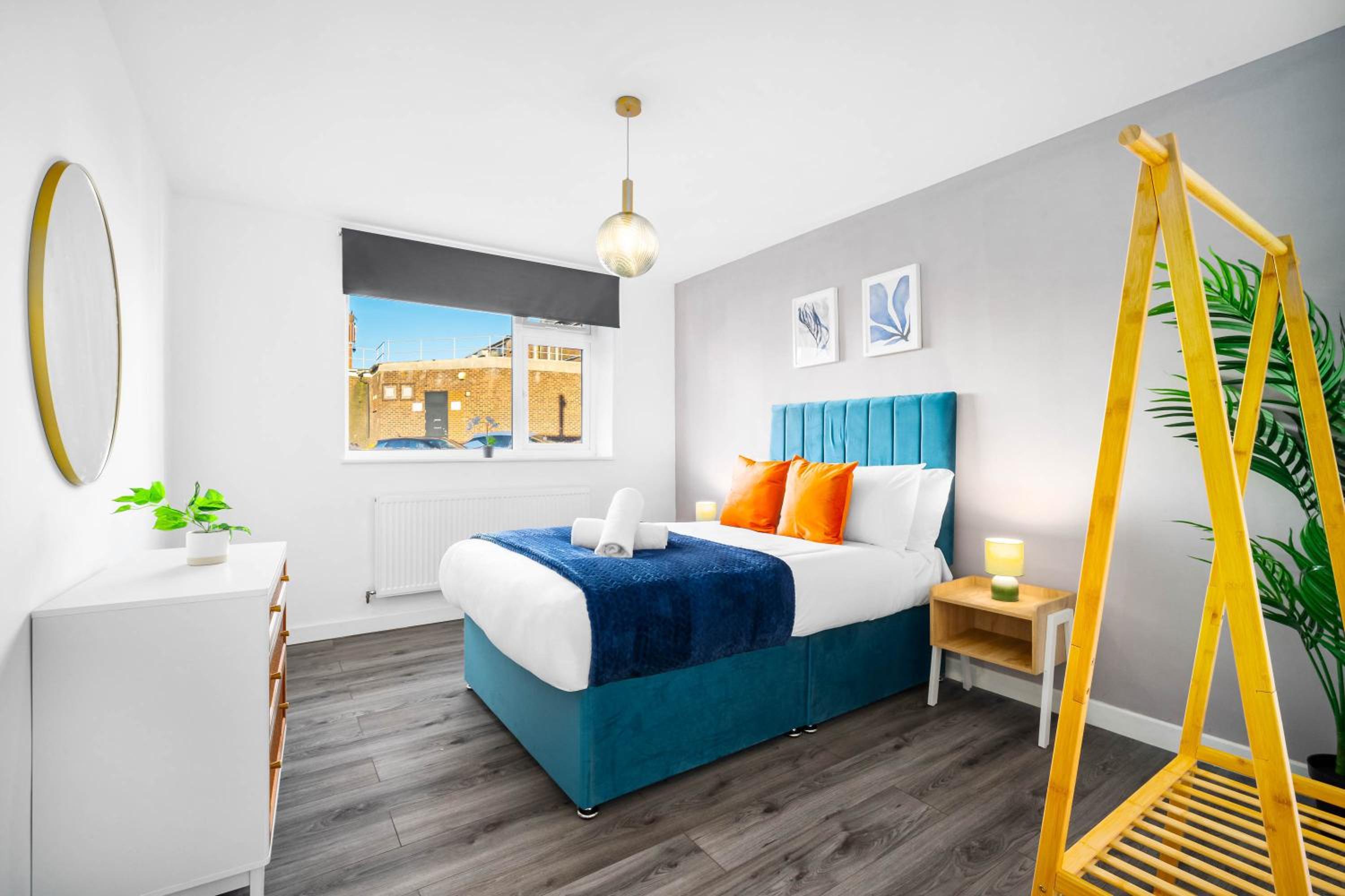 Stylish Apartment - On Street Parking - Smart TV & Netflix 3MH view 2