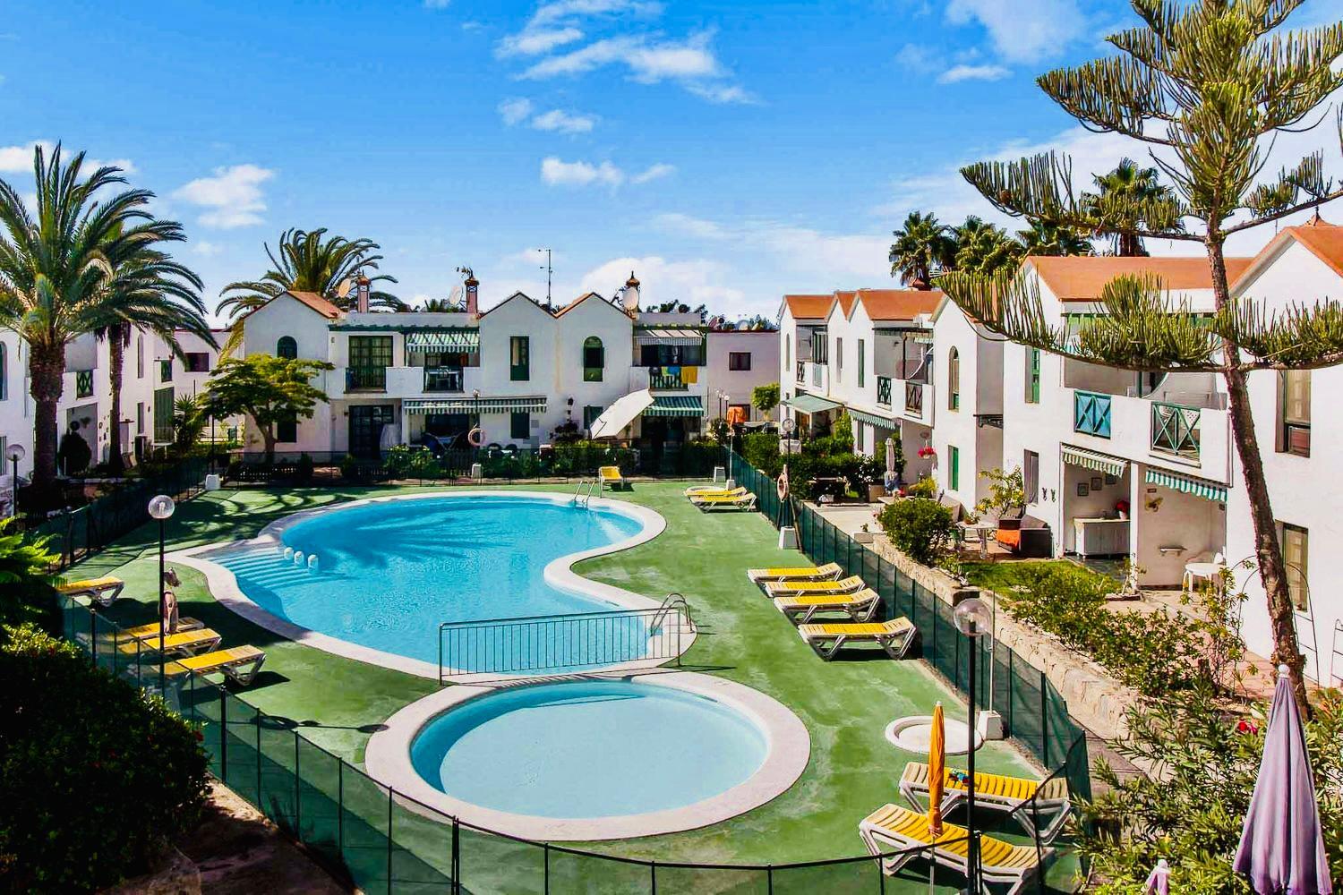 Apartment Laura near Europa Center and Amadores beach, Free WiFi