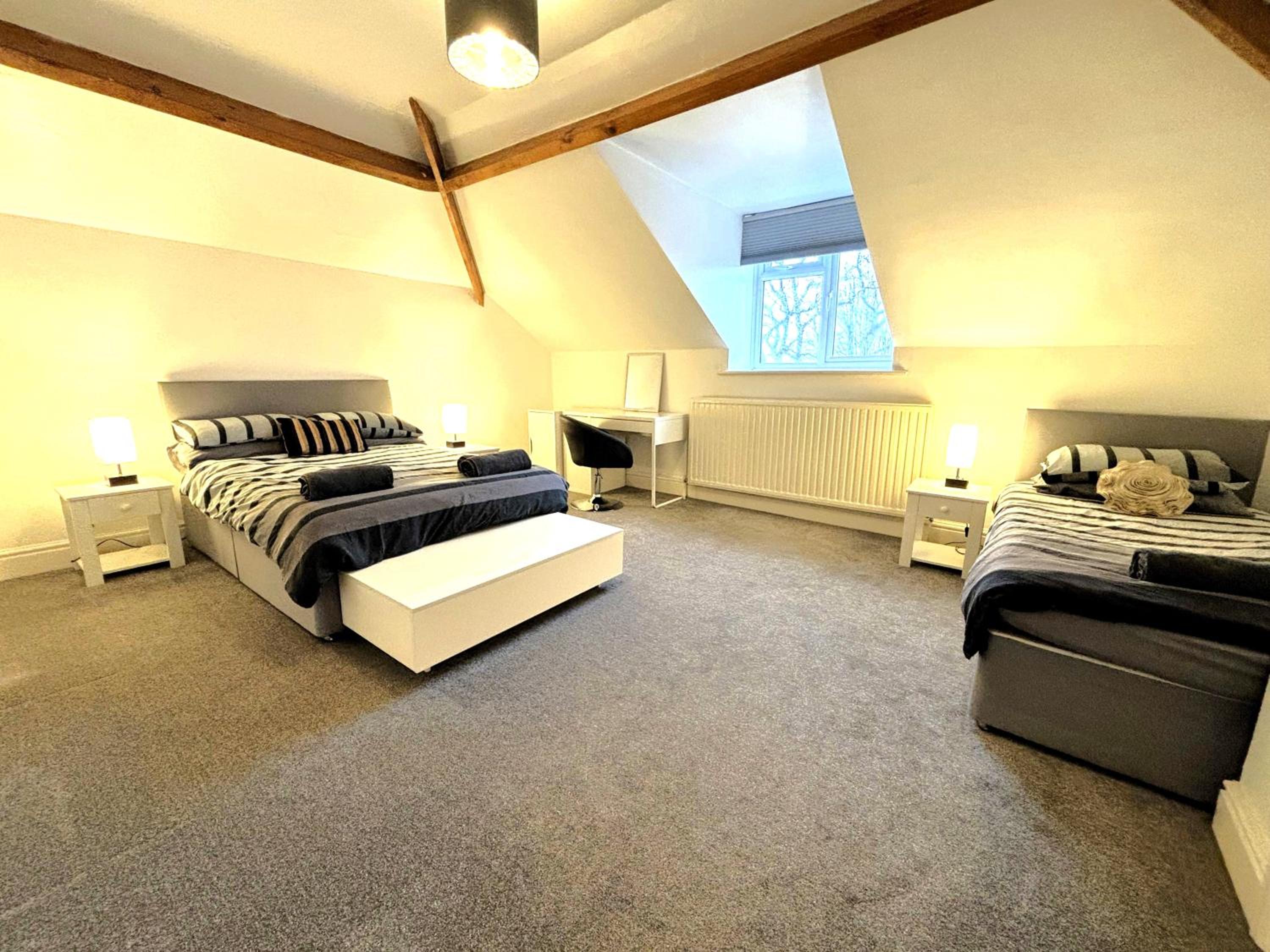 Clifton Spacious 3 Bed Apt & Parking - Simplycheckin view 3