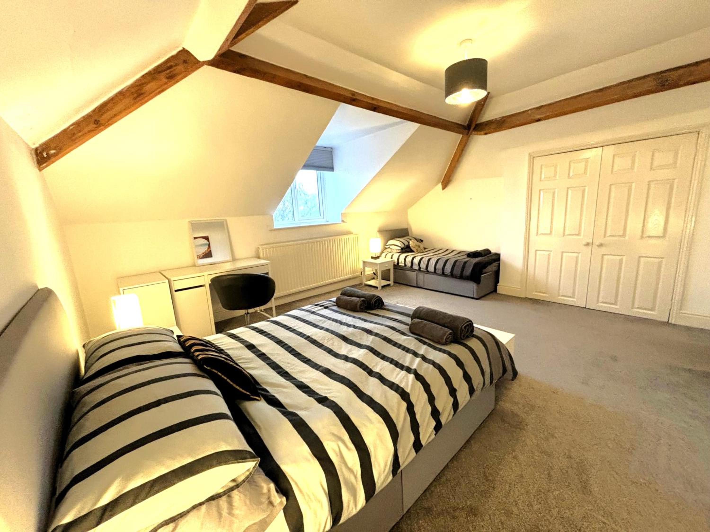Clifton Spacious 3 Bed Apt & Parking - Simplycheckin view 4