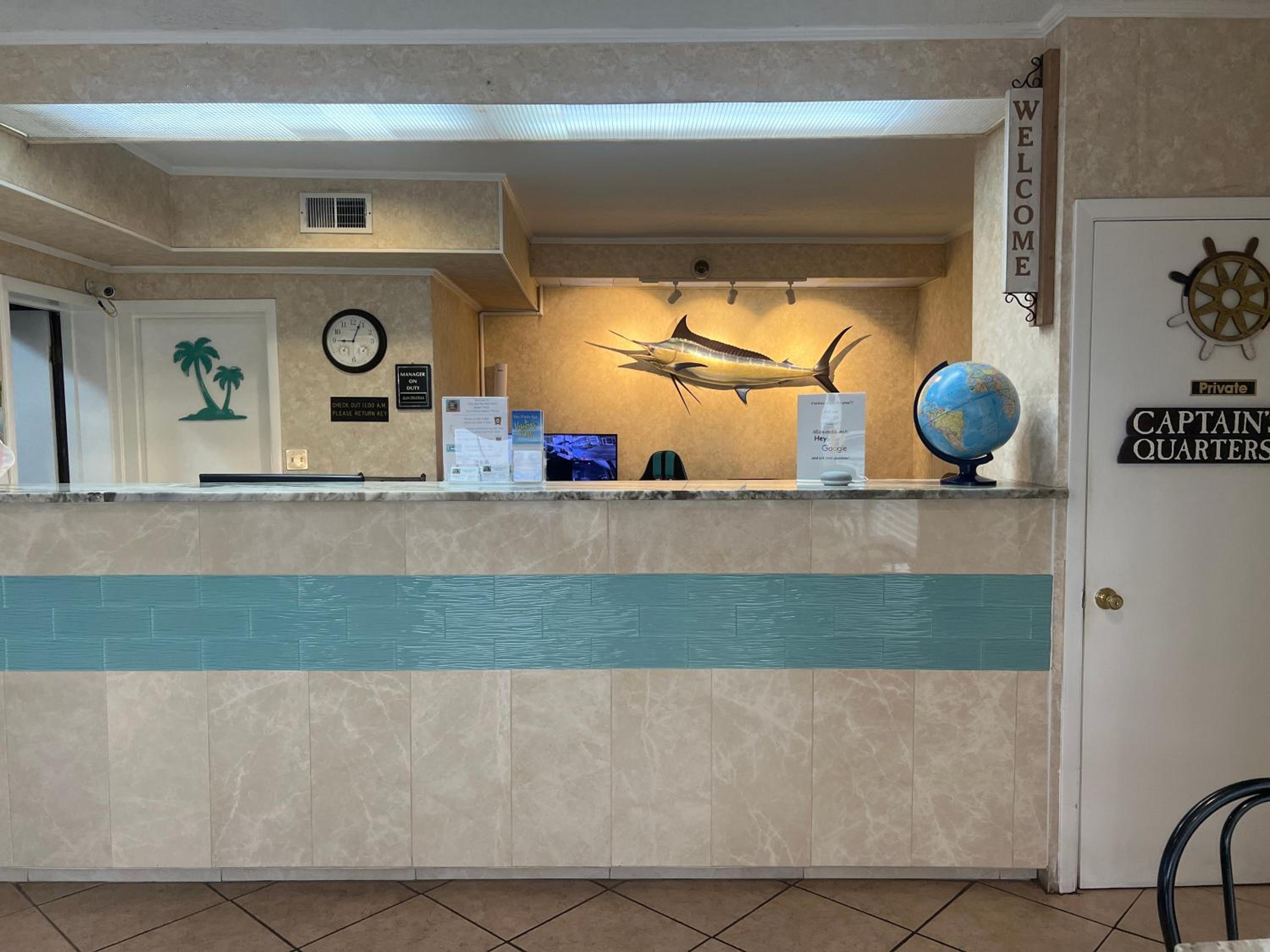 Hole Inn the Wall Hotel - Fort Walton Beach - Sunset Plaza - nearby Beaches & Hurlburt