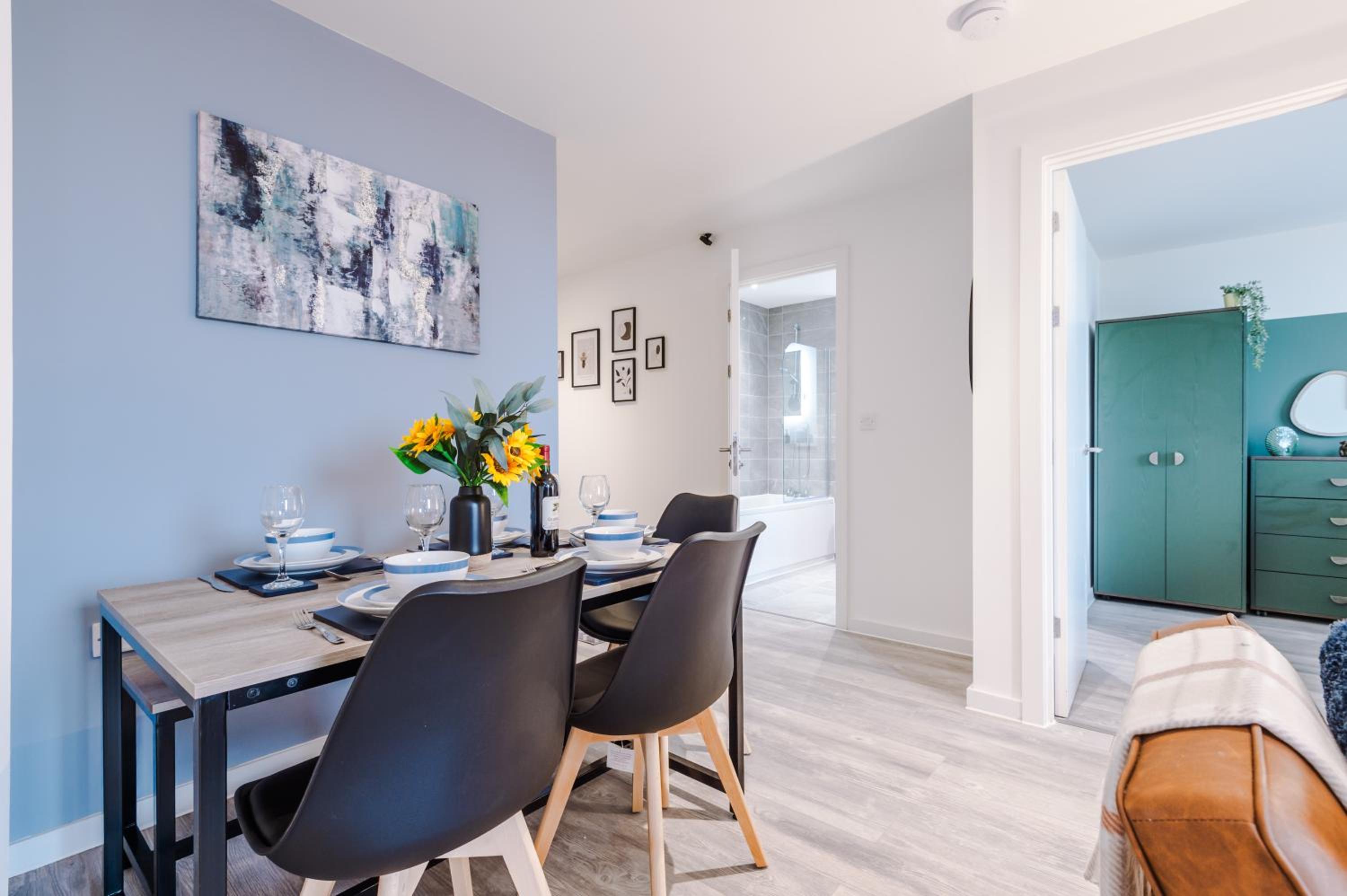 NEW! Pristine 2-Bed Flat on Liverpool by 53 Degrees Property, Amazing Location, Sleeps 6!
