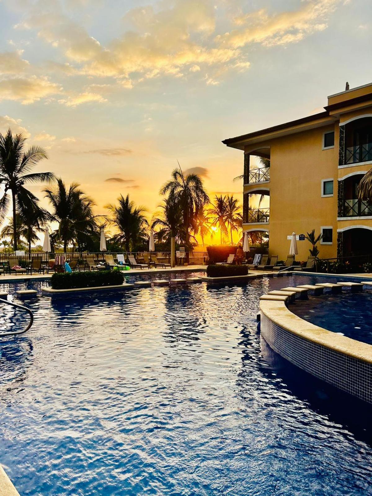 Apartamento de Lujo en Playa Jacó, Frente al Mar, Wifi, AC, Parqueo Privado y Piscinas