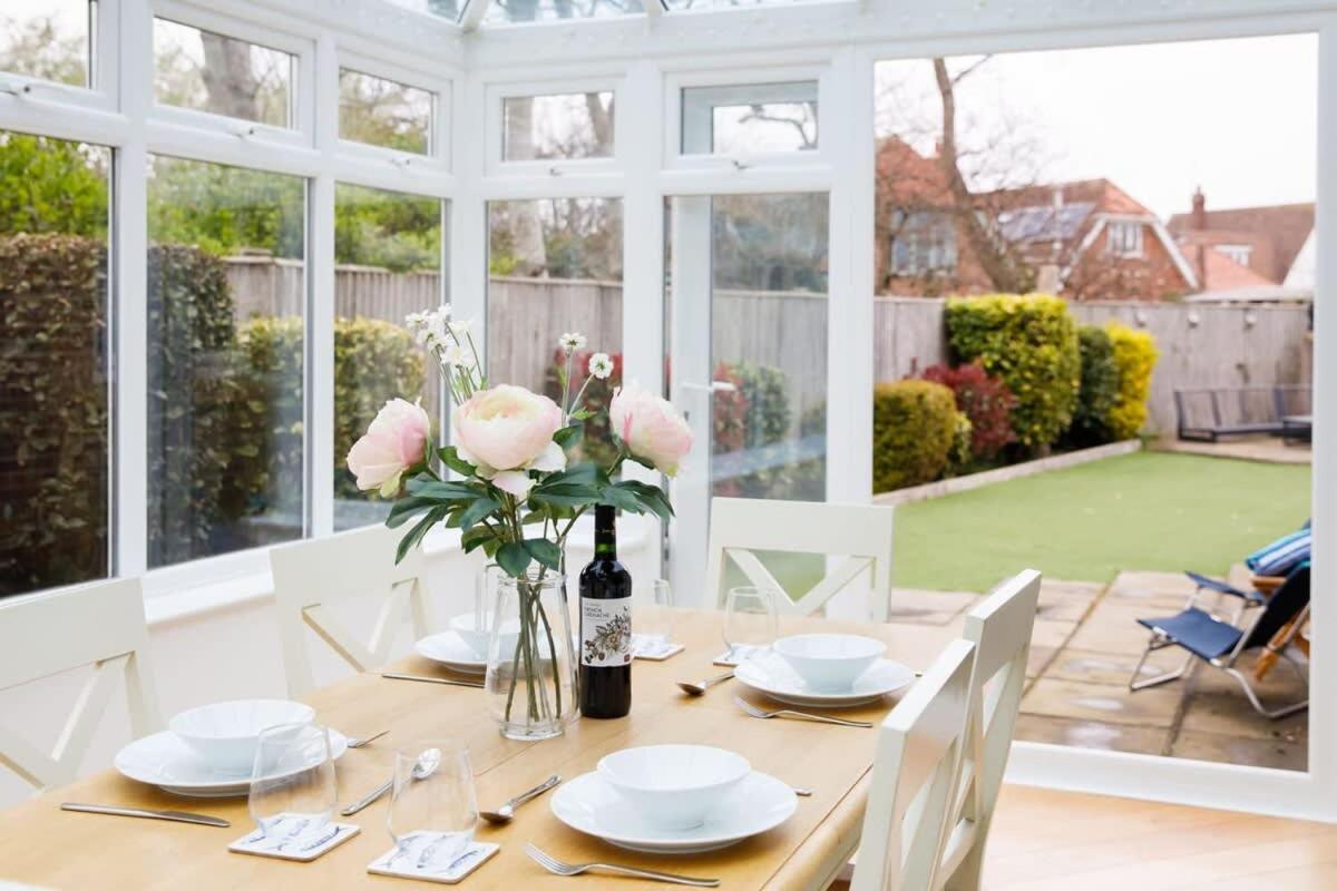Modern & stylish seaside family home