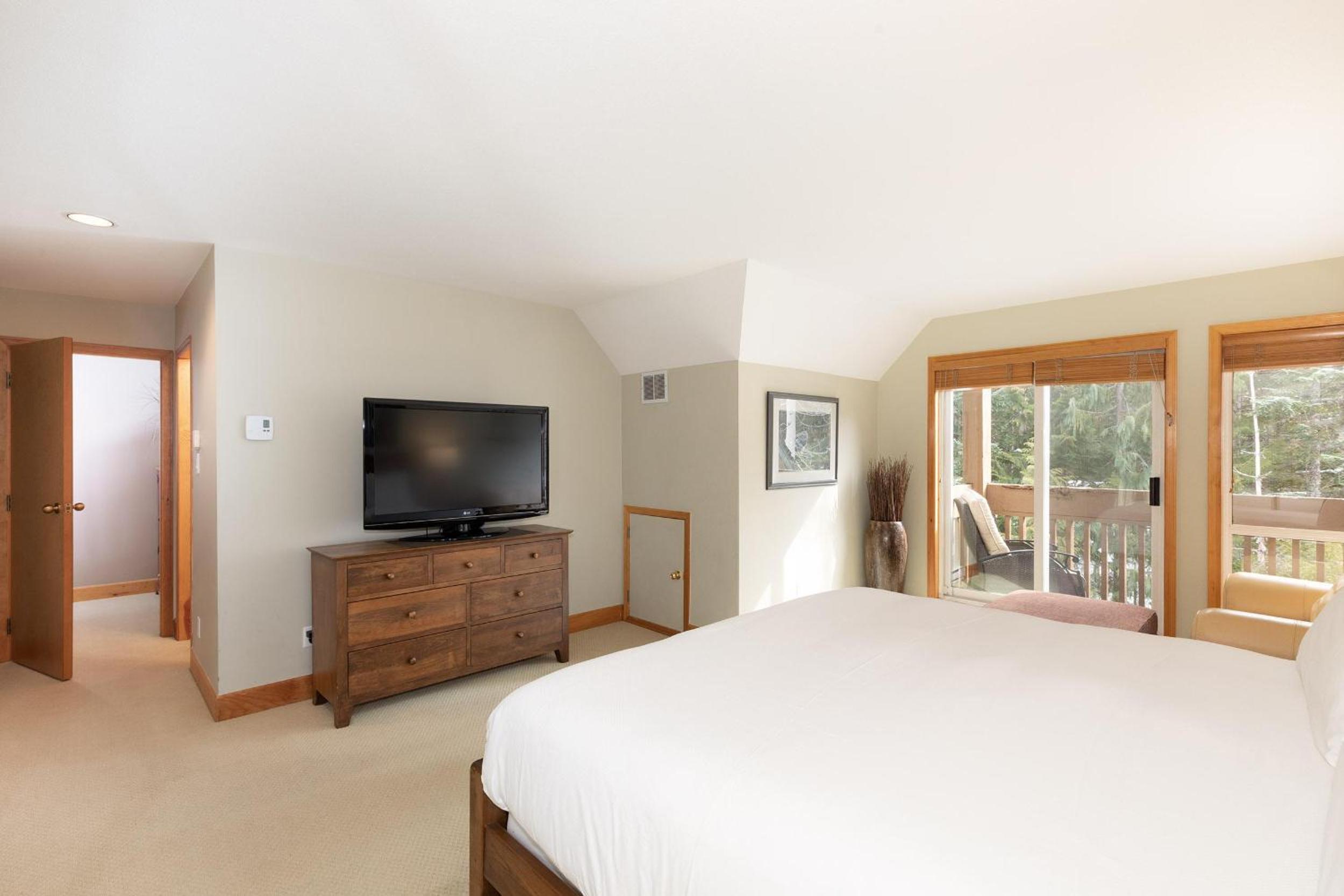 Alpine Greens 8 | Bright Townhome near Blackcomb, Walk or Shuttle to Skiing, Secure Parking