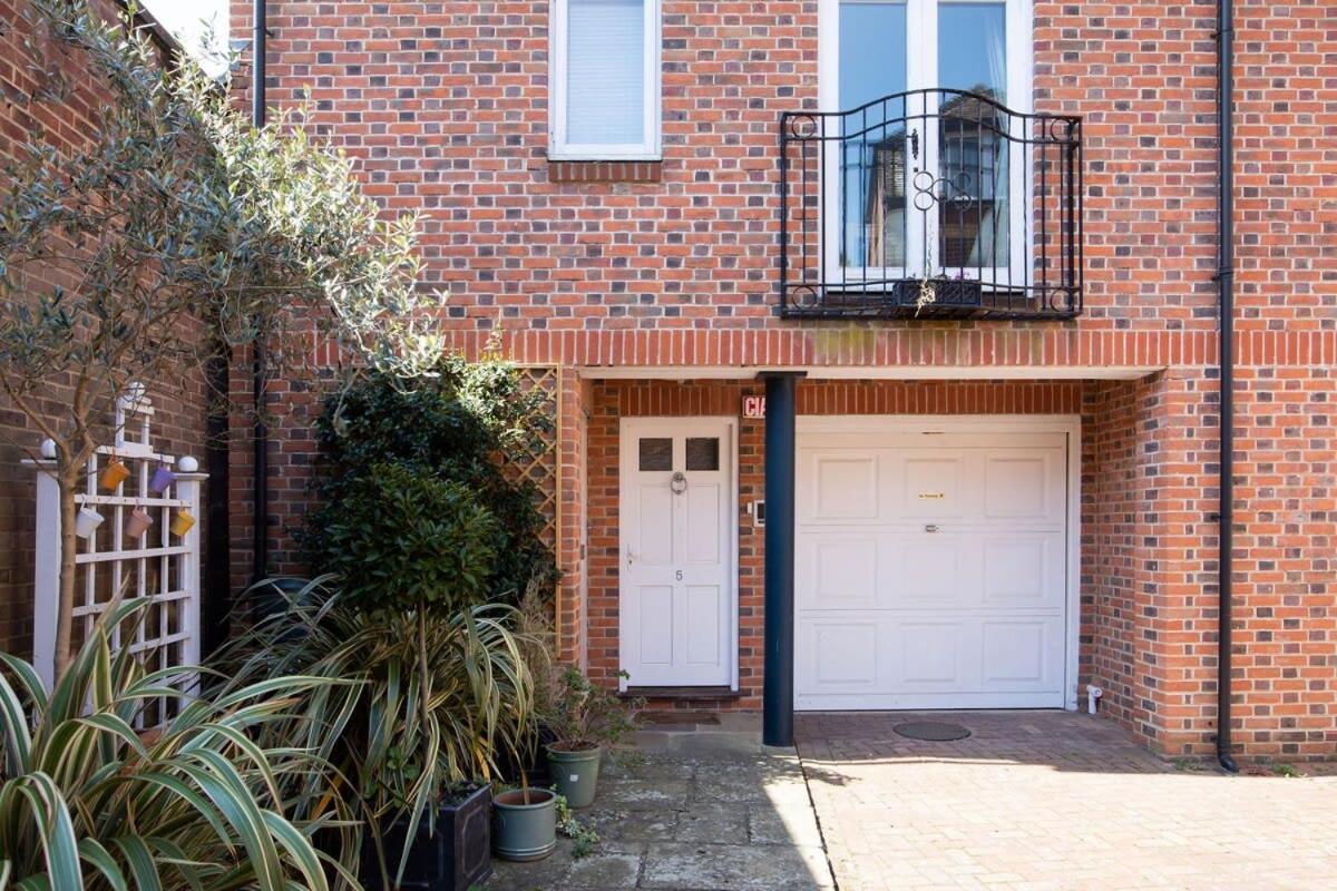 Central Chichester 3bd Mews House For Up To 6 view 2