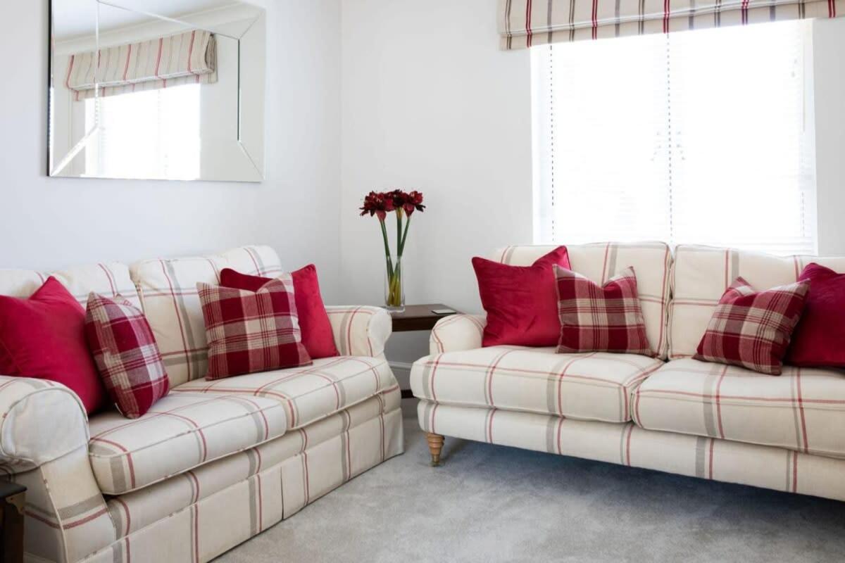 Central Chichester 3bd Mews House For Up To 6 view 4