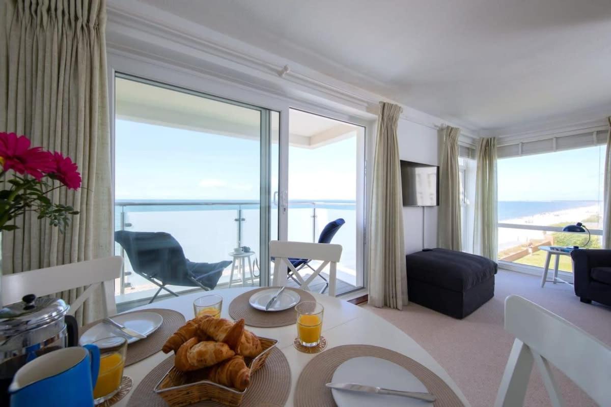 High-End Beachfront Getaway Sea View King Bed