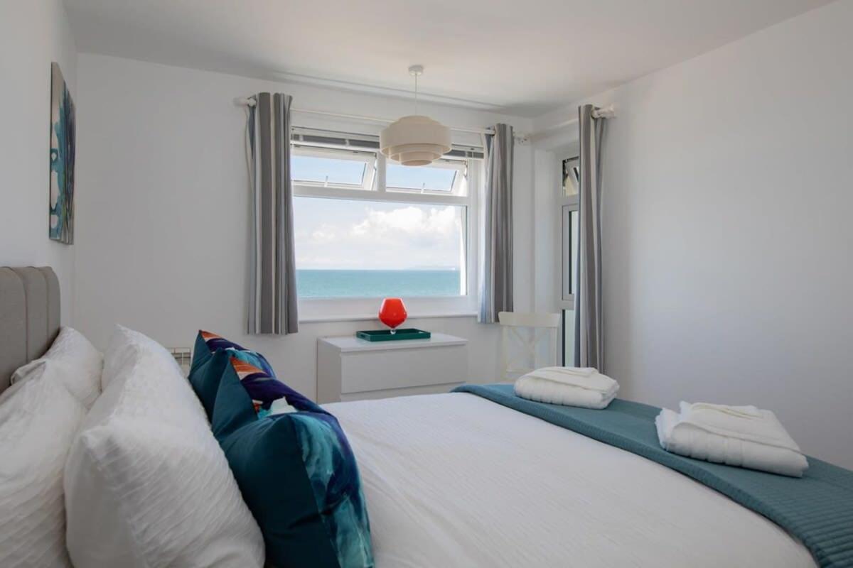 High-End Beachfront Getaway Sea View King Bed