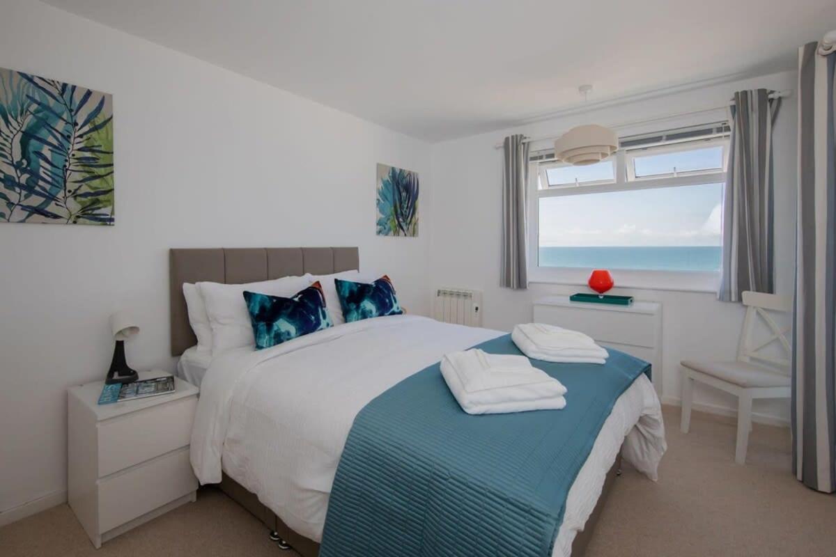 High-End Beachfront Getaway Sea View King Bed
