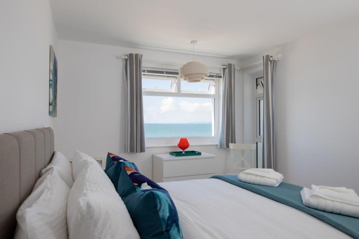 High-End Beachfront Getaway Sea View King Bed