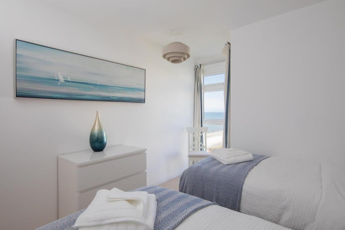 High-End Beachfront Getaway Sea View King Bed