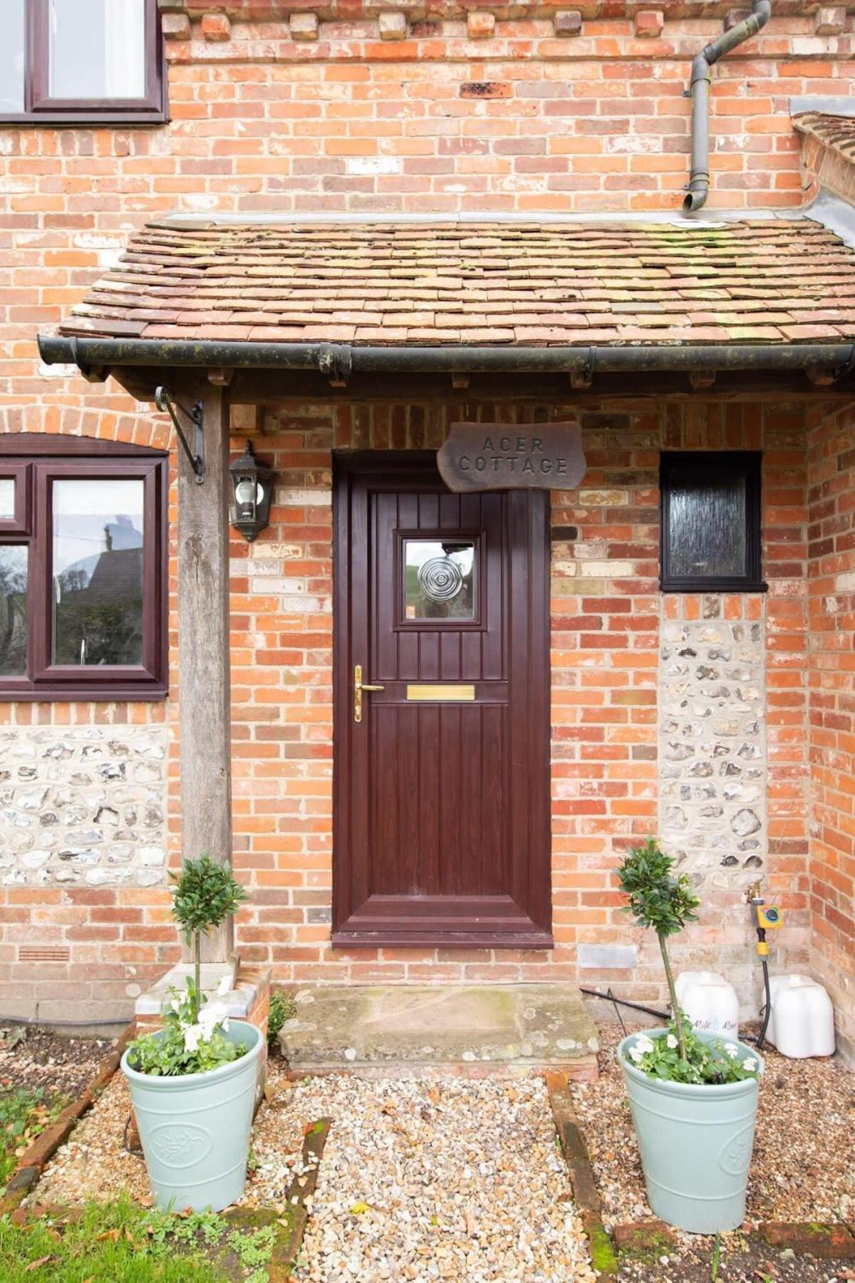 Cosy Cottage in Beautiful South Downs Walk 2 Pub view 5