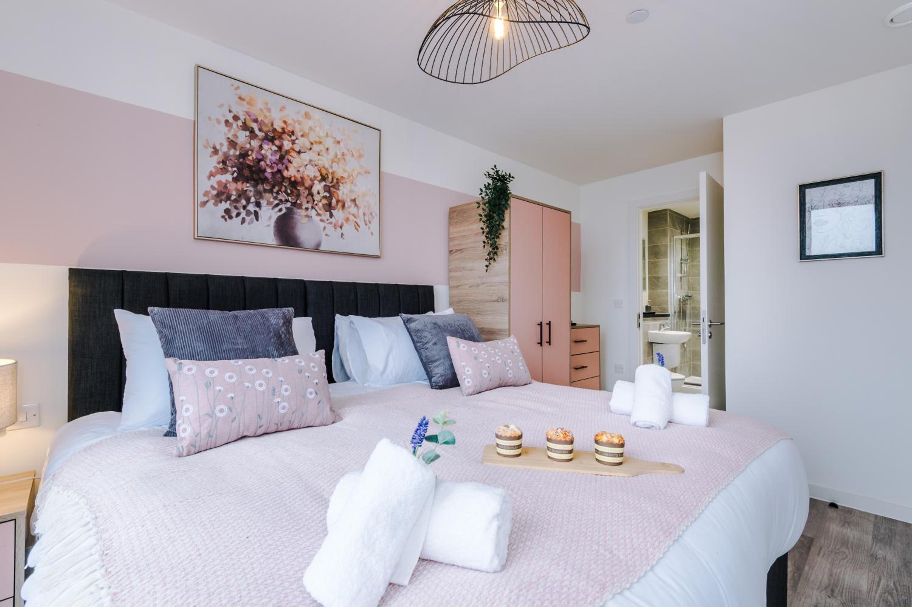 NEW! Pristine 2-Bed Flat on Liverpool by 53 Degrees Property, Amazing Location, Sleeps 6! photo 5