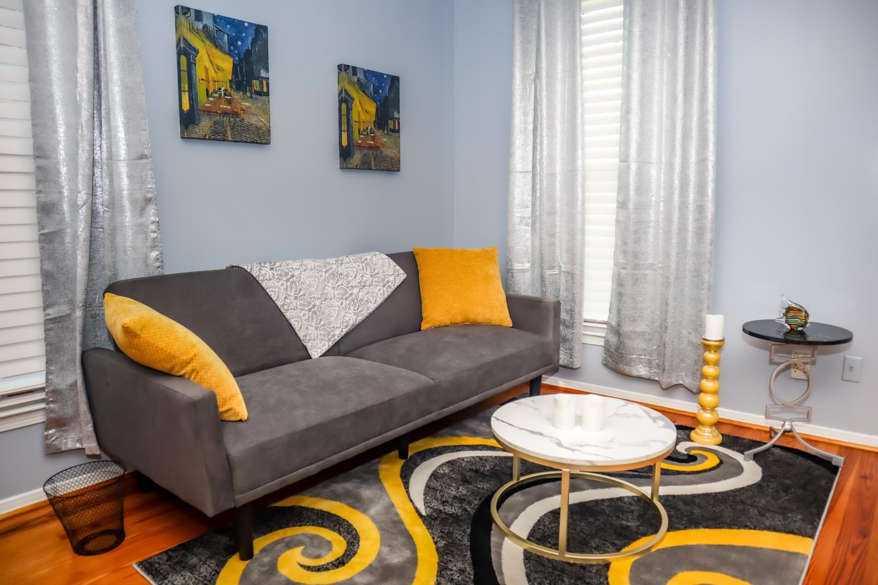 Mobile Vacations - Bright  Stylish 2-Bedroom Near Downtown Mobile Free Parking - Property Image 1