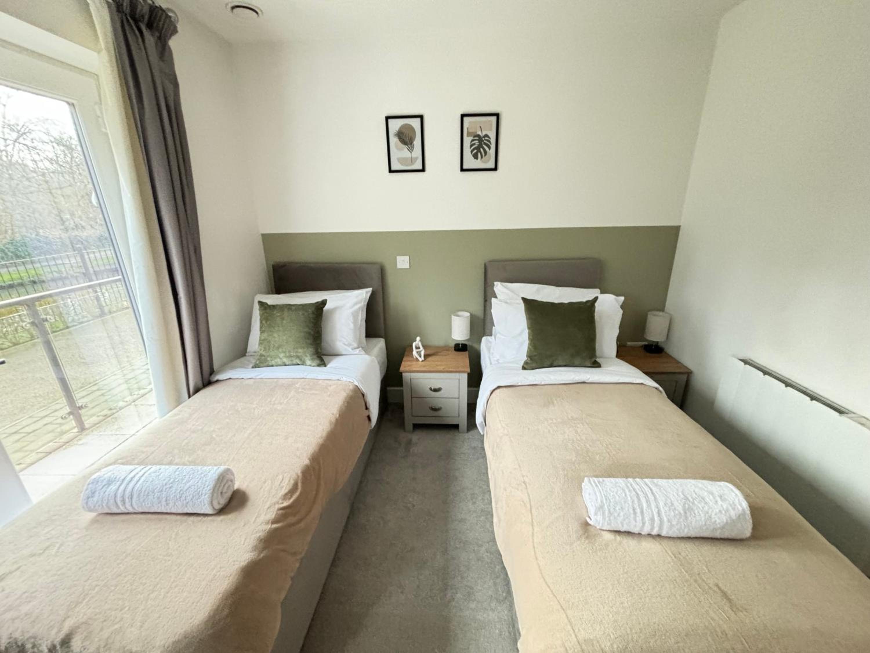 Luxury Canal-side Apartment, Hemel Hempstead, Free parking, Perfect for Contractors