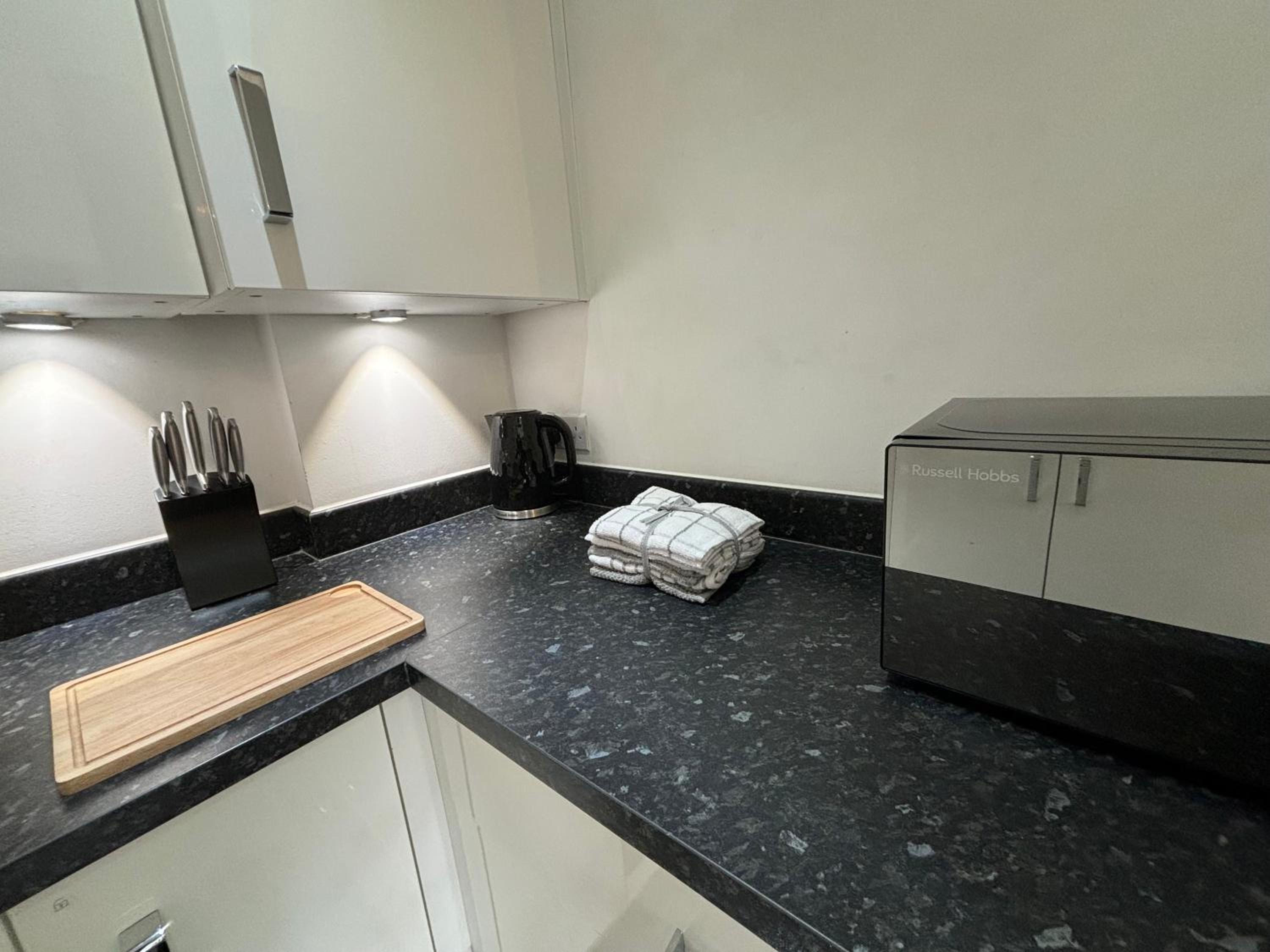 Luxury Canal-side Apartment, Hemel Hempstead, Free parking, Perfect for Contractors