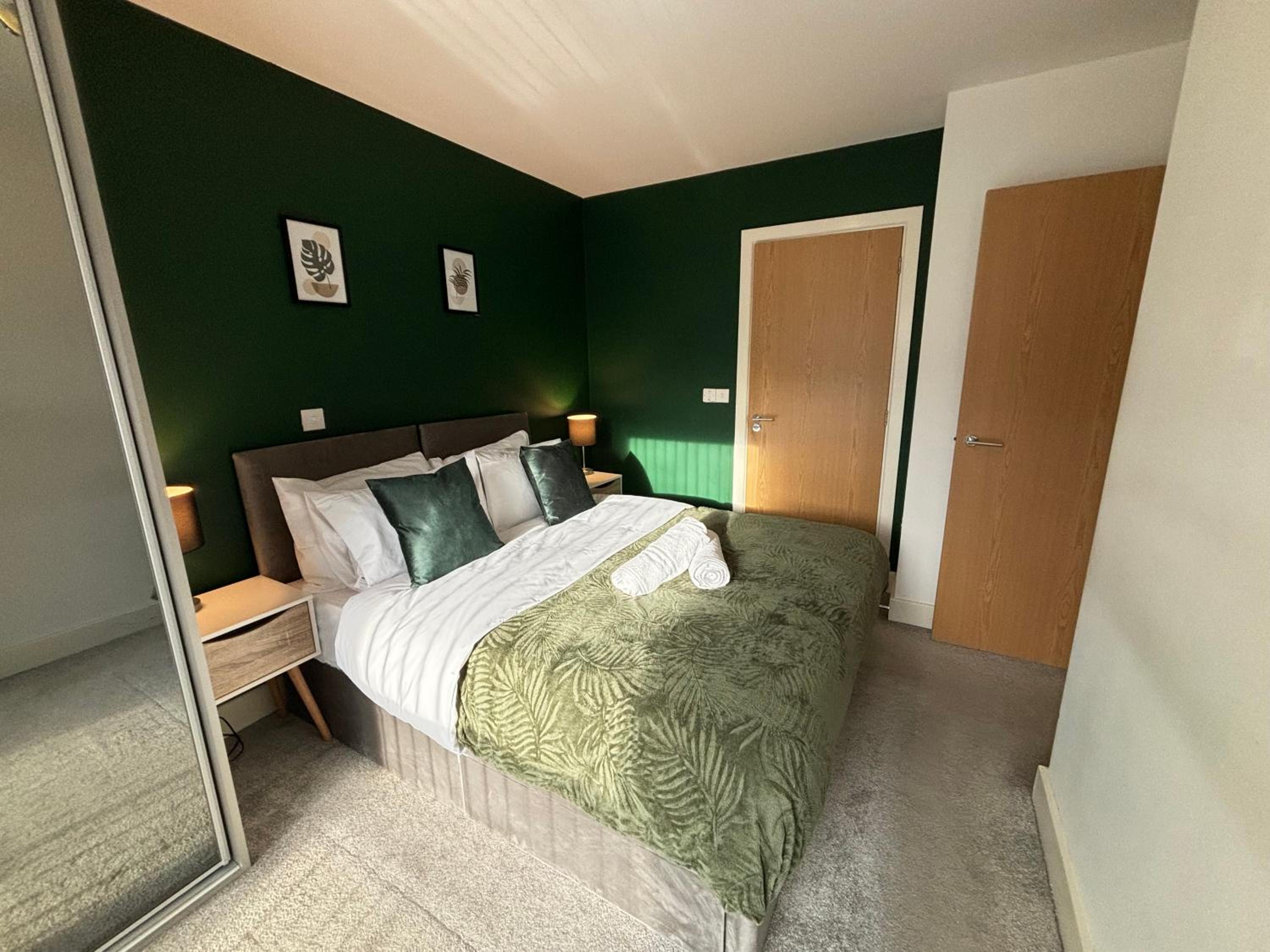 Luxury Canal-side Apartment, Hemel Hempstead, Free parking, Perfect for Contractors