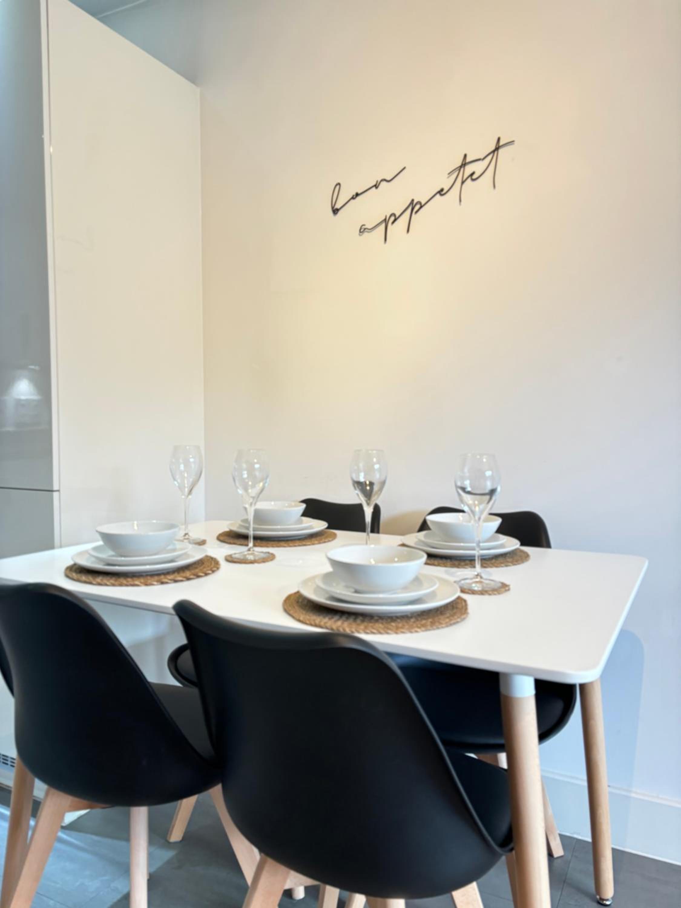 Luxury Canal-side Apartment, Hemel Hempstead, Free parking, Perfect for Contractors