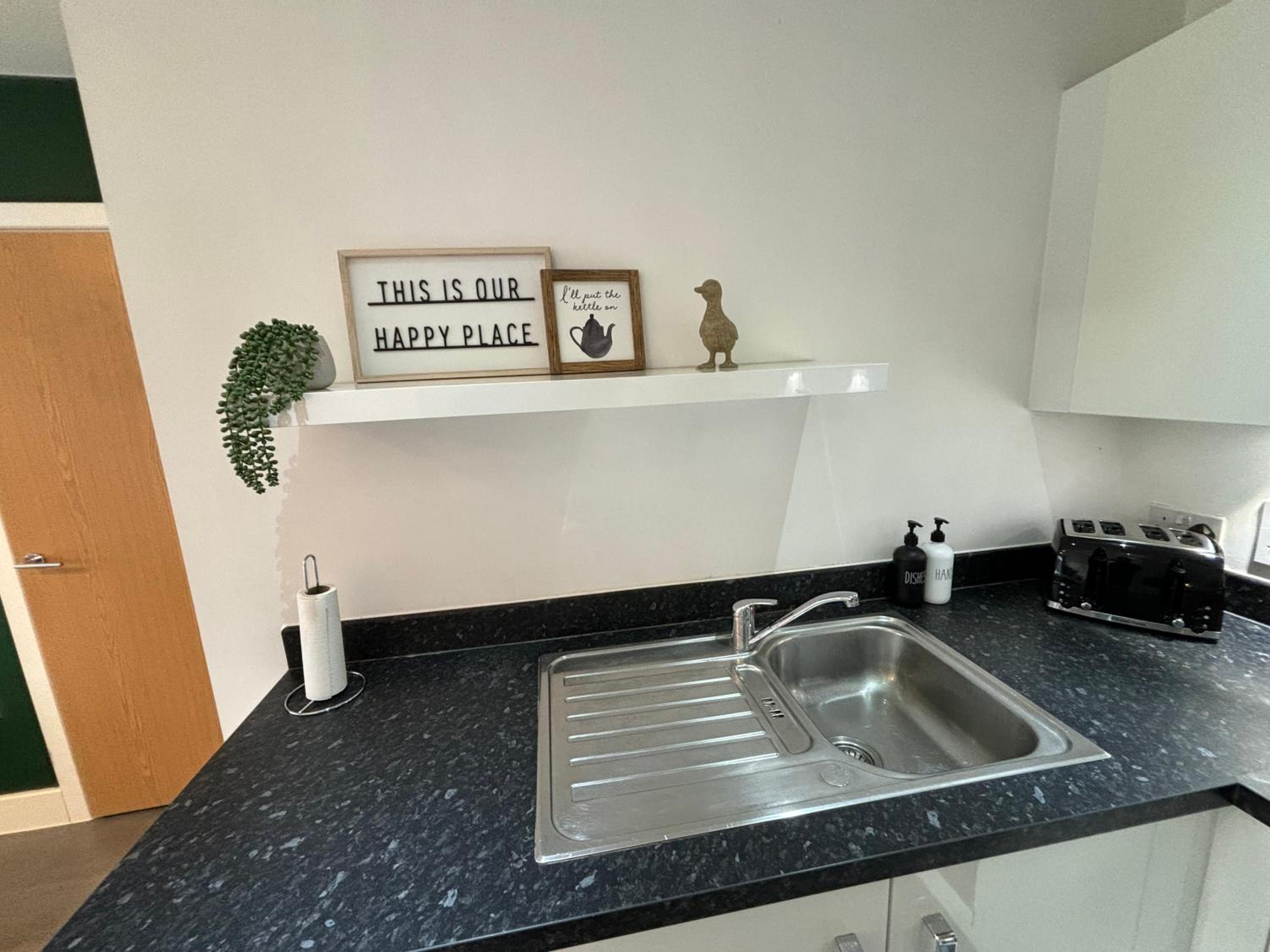 Luxury Canal-side Apartment, Hemel Hempstead, Free parking, Perfect for Contractors