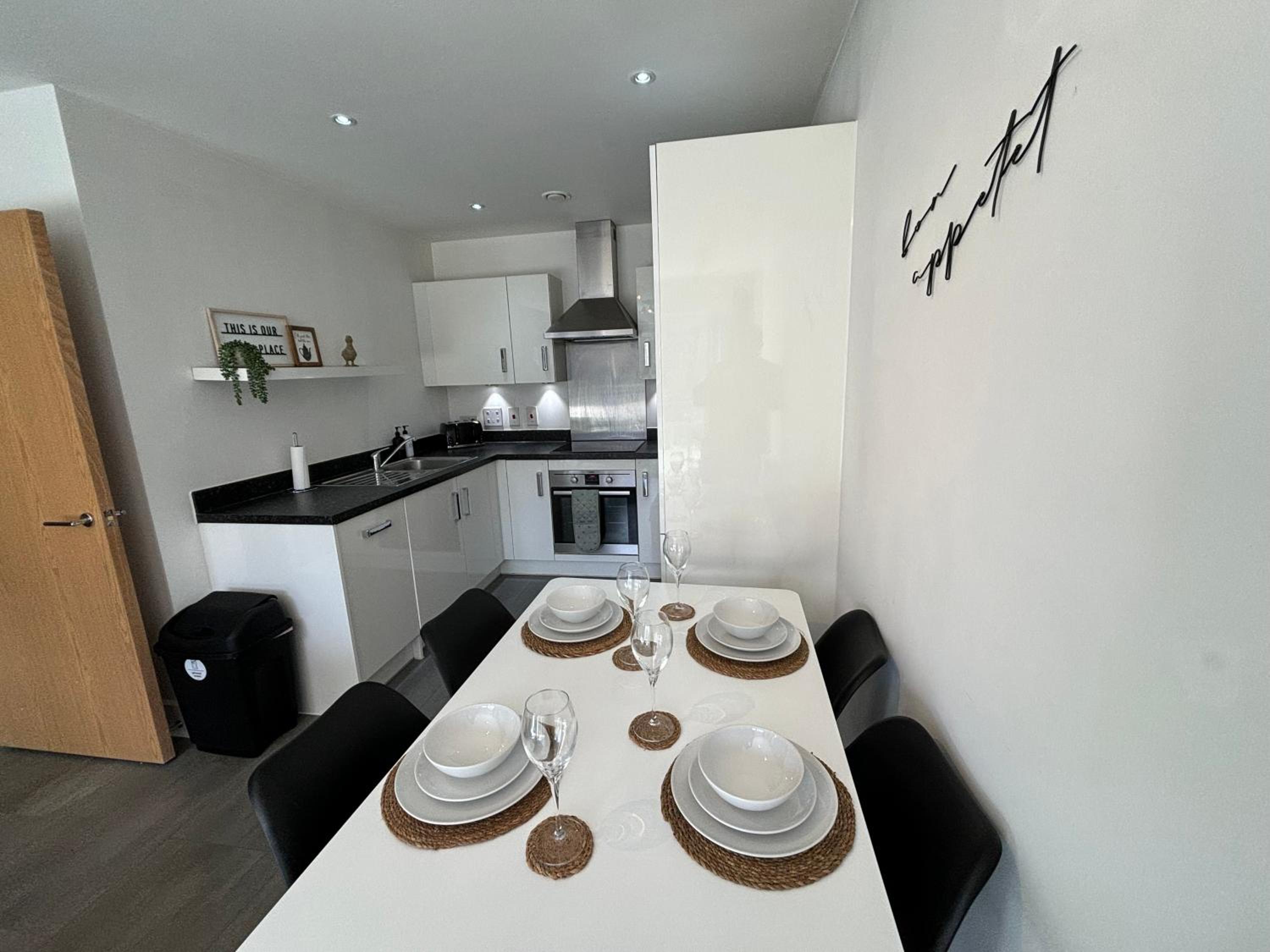 Luxury Canal-side Apartment, Hemel Hempstead, Free parking, Perfect for Contractors