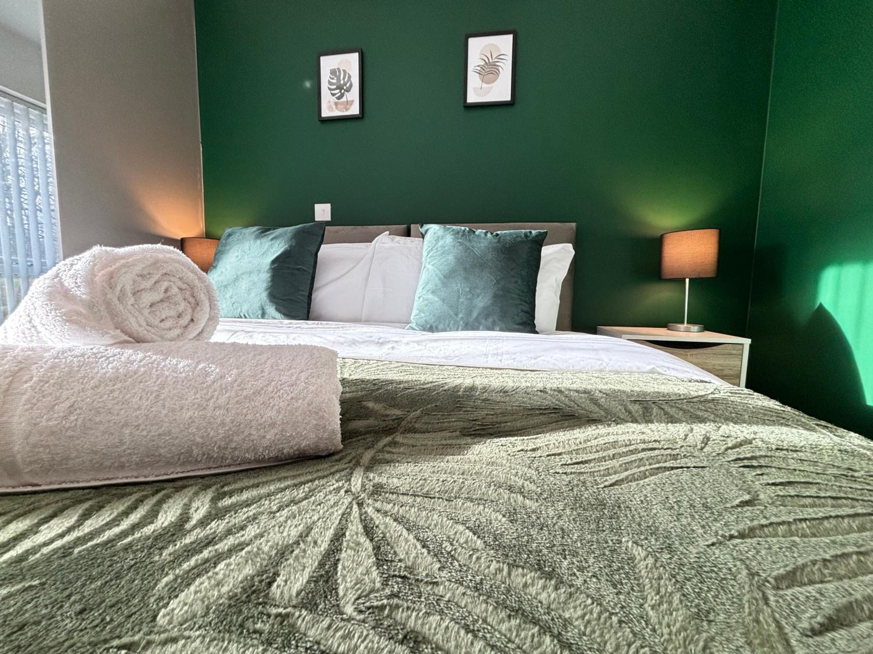 Luxury Canal-side Apartment, Hemel Hempstead, Free parking, Perfect for Contractors
