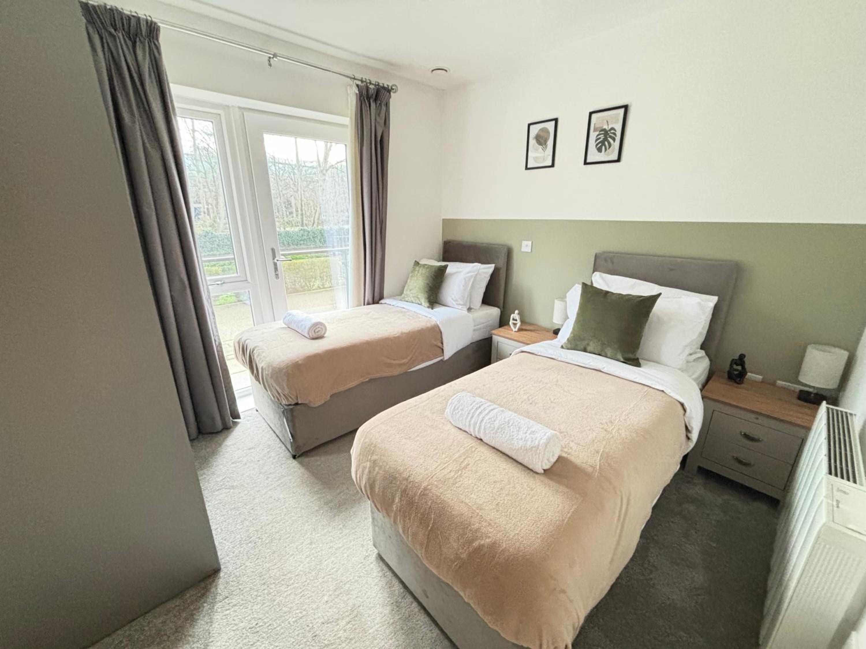Luxury Canal-side Apartment, Hemel Hempstead, Free parking, Perfect for Contractors