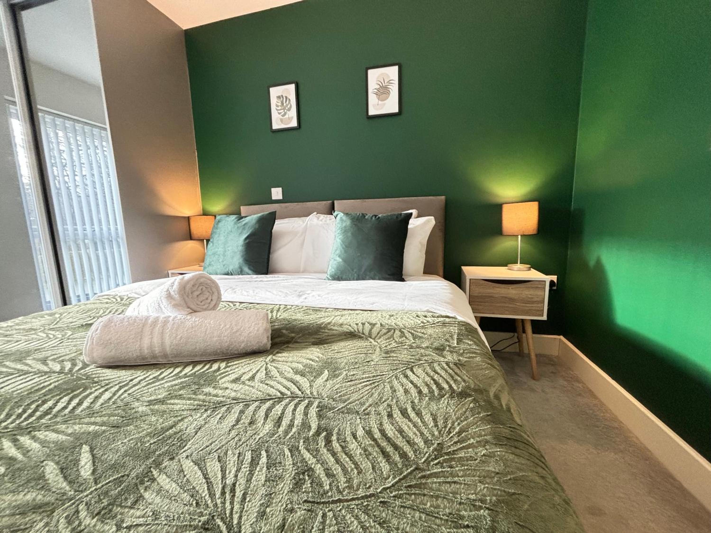 Luxury Canal-side Apartment, Hemel Hempstead, Free parking, Perfect for Contractors