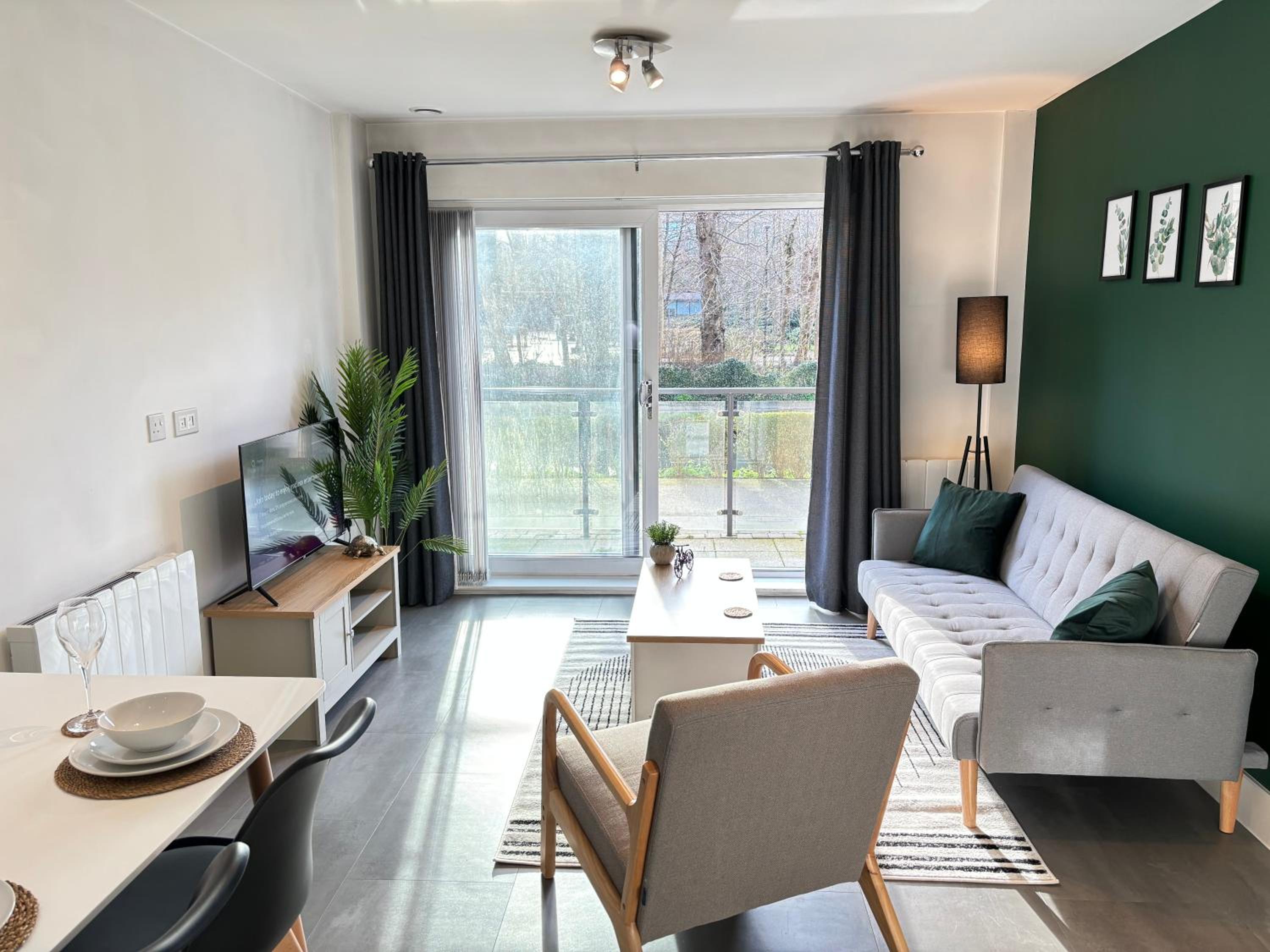 Luxury Canal-side Apartment, Hemel Hempstead, Free parking, Perfect for Contractors