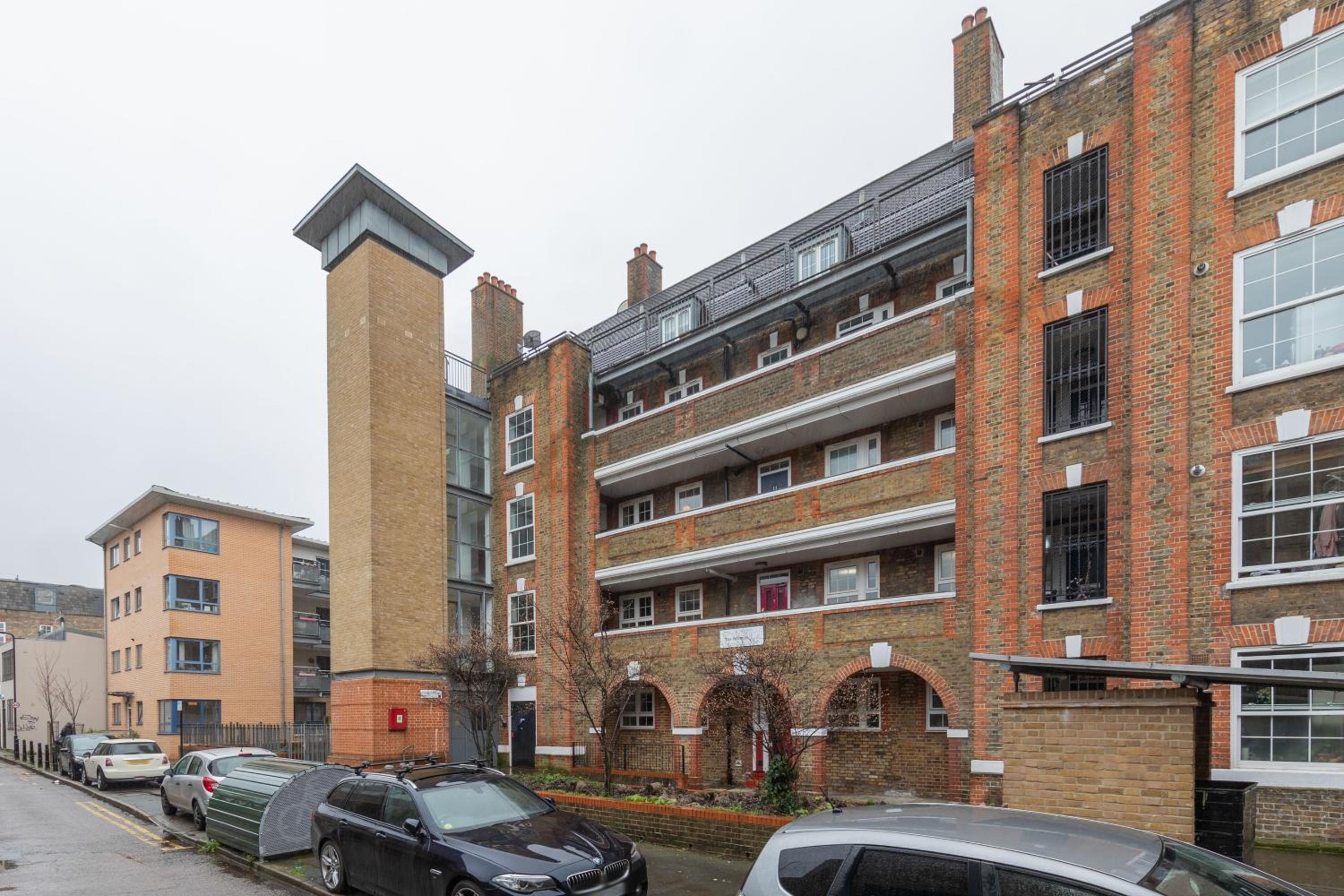 Sleek Shoreditch Hideout - 2 Bed Gem with Balcony in Central London