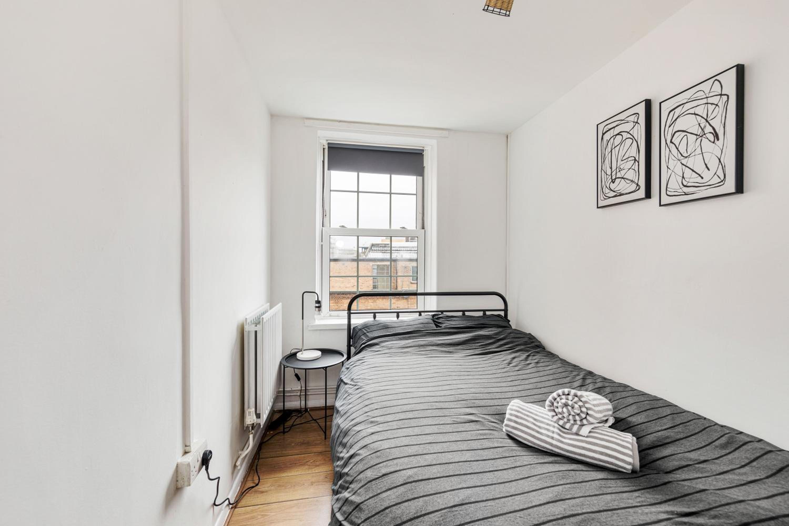 Sleek Shoreditch Hideout - 2 Bed Gem with Balcony in Central London