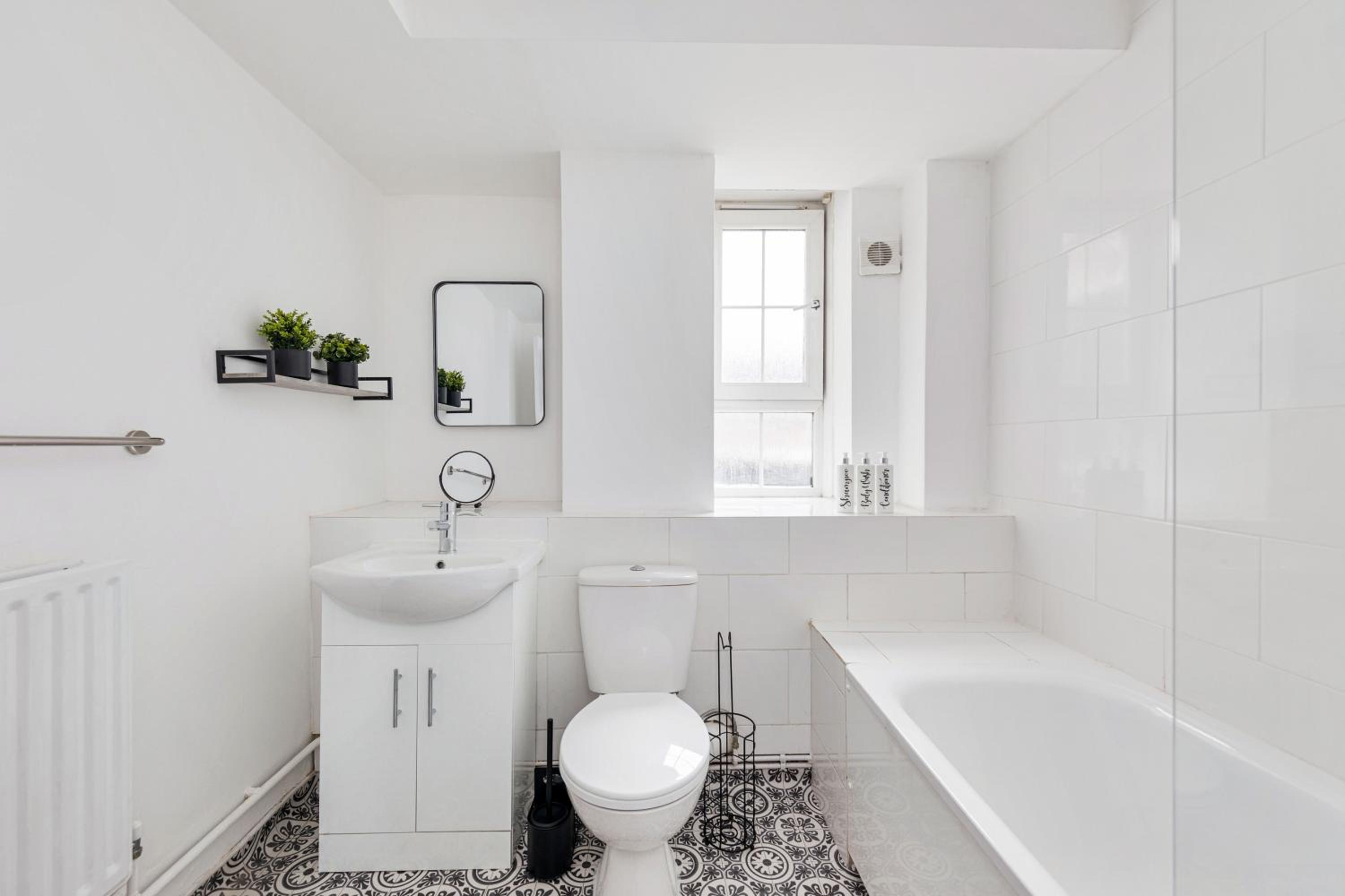 Sleek Shoreditch Hideout - 2 Bed Gem with Balcony in Central London