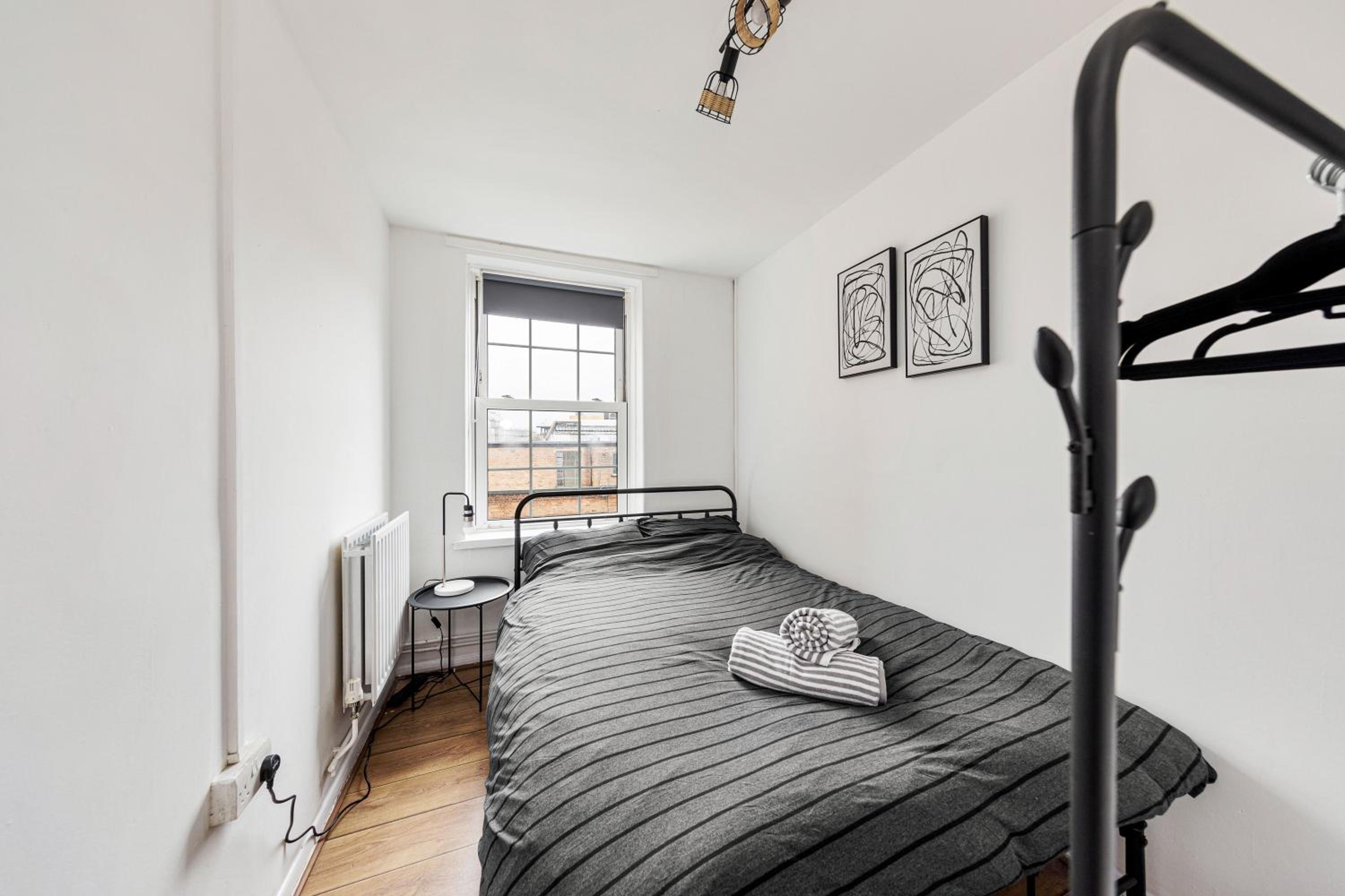 Sleek Shoreditch Hideout - 2 Bed Gem with Balcony in Central London