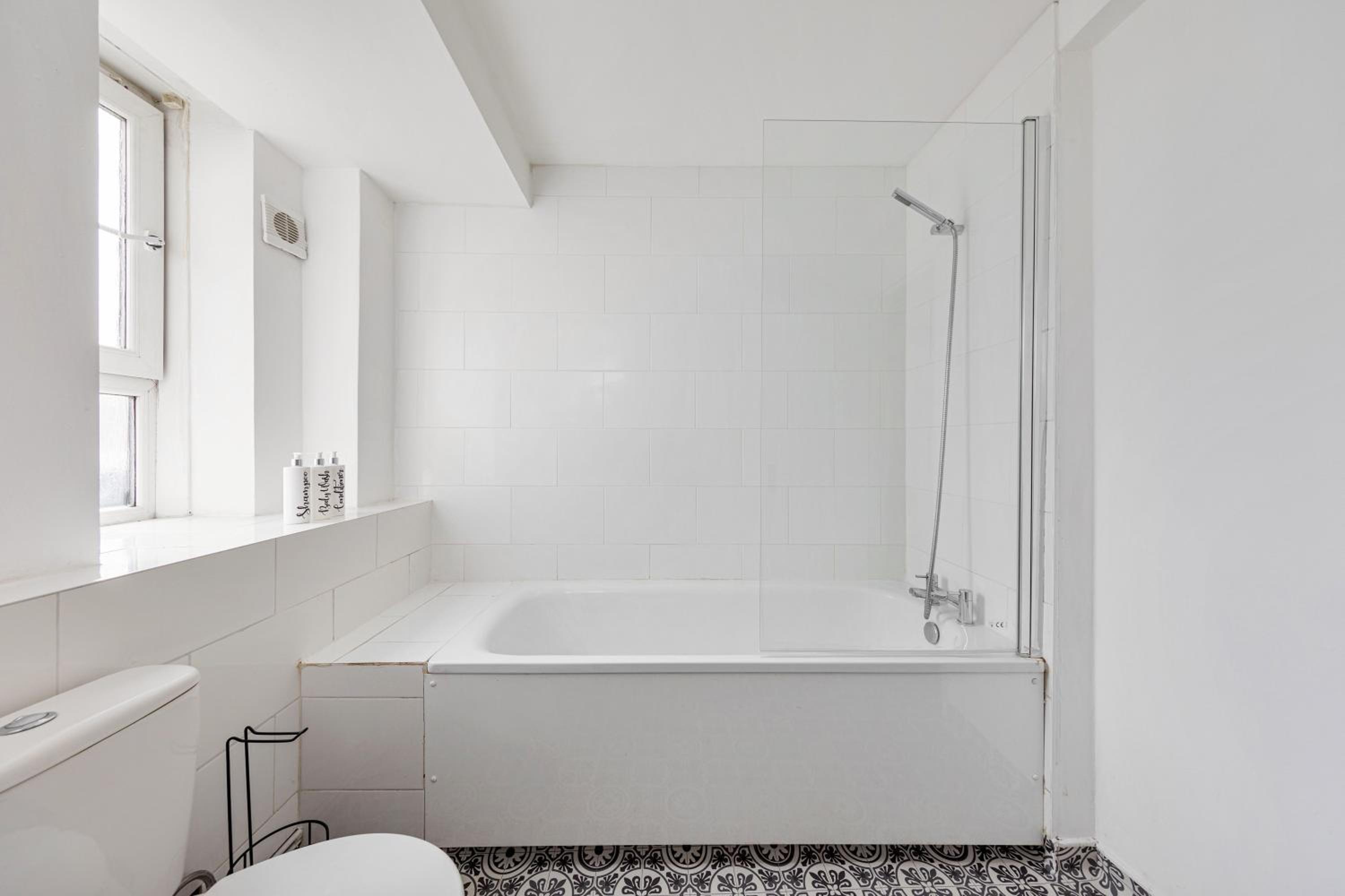 Sleek Shoreditch Hideout - 2 Bed Gem with Balcony in Central London