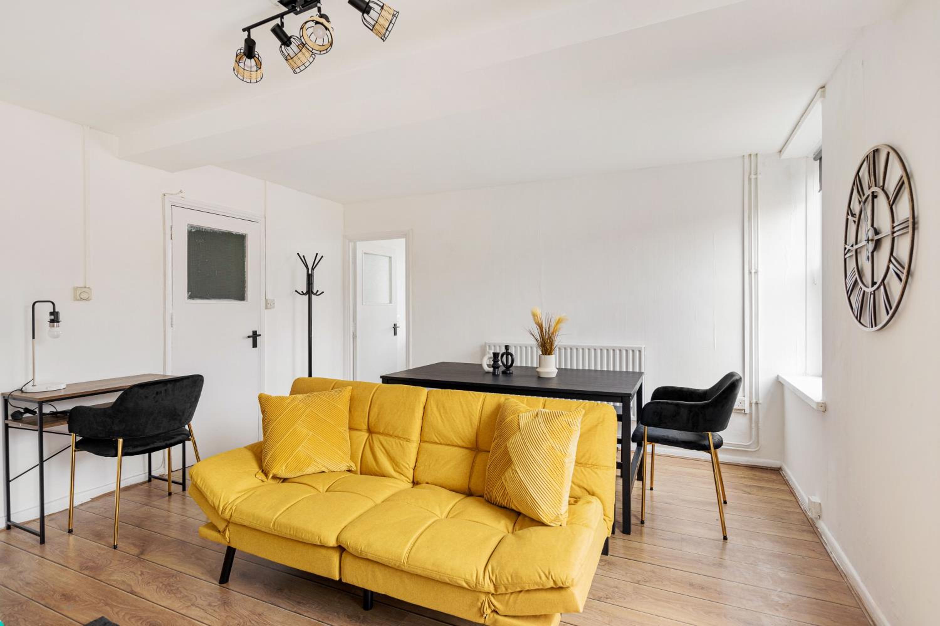 Sleek Shoreditch Hideout - 2 Bed Gem with Balcony in Central London
