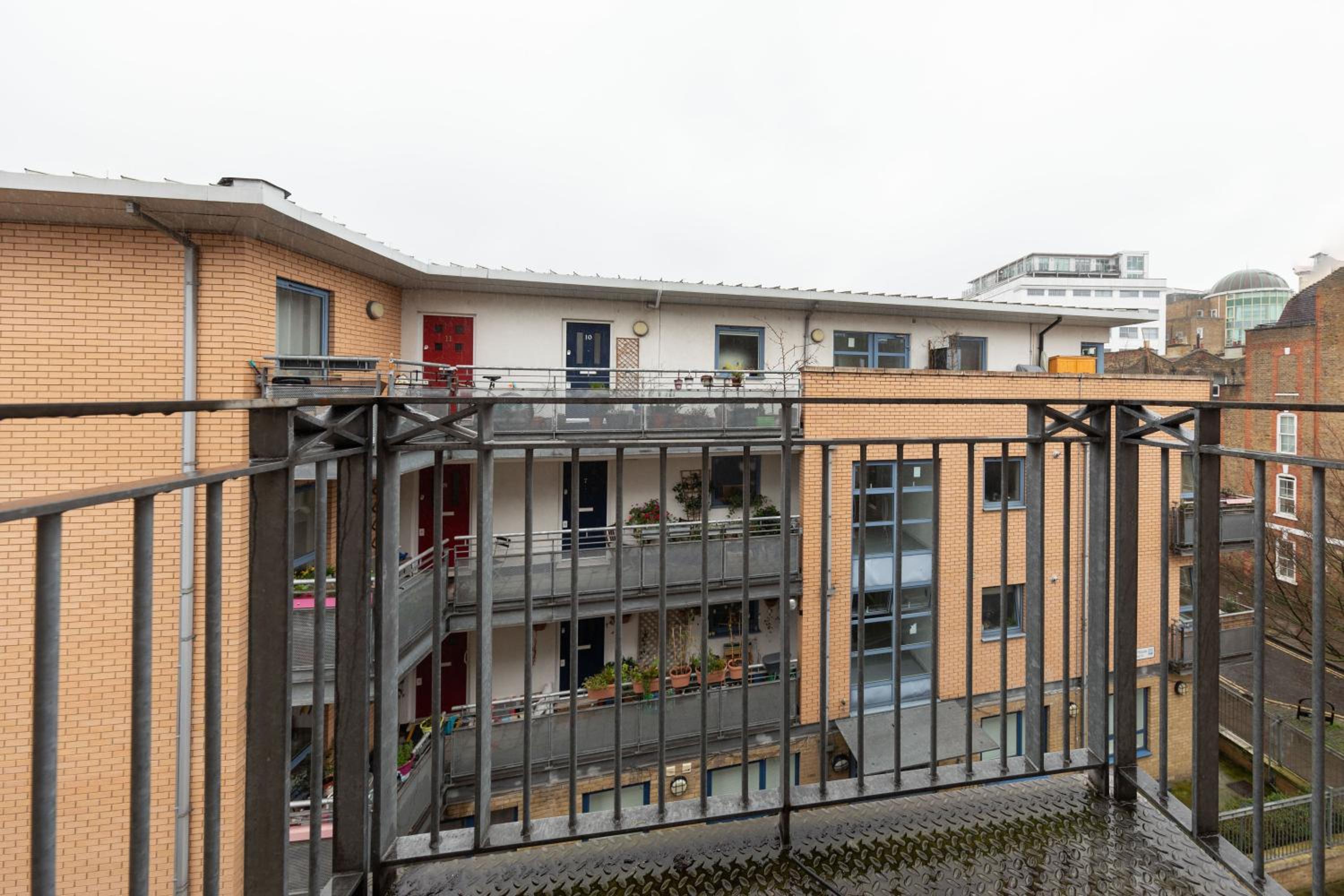 Sleek Shoreditch Hideout - 2 Bed Gem with Balcony in Central London