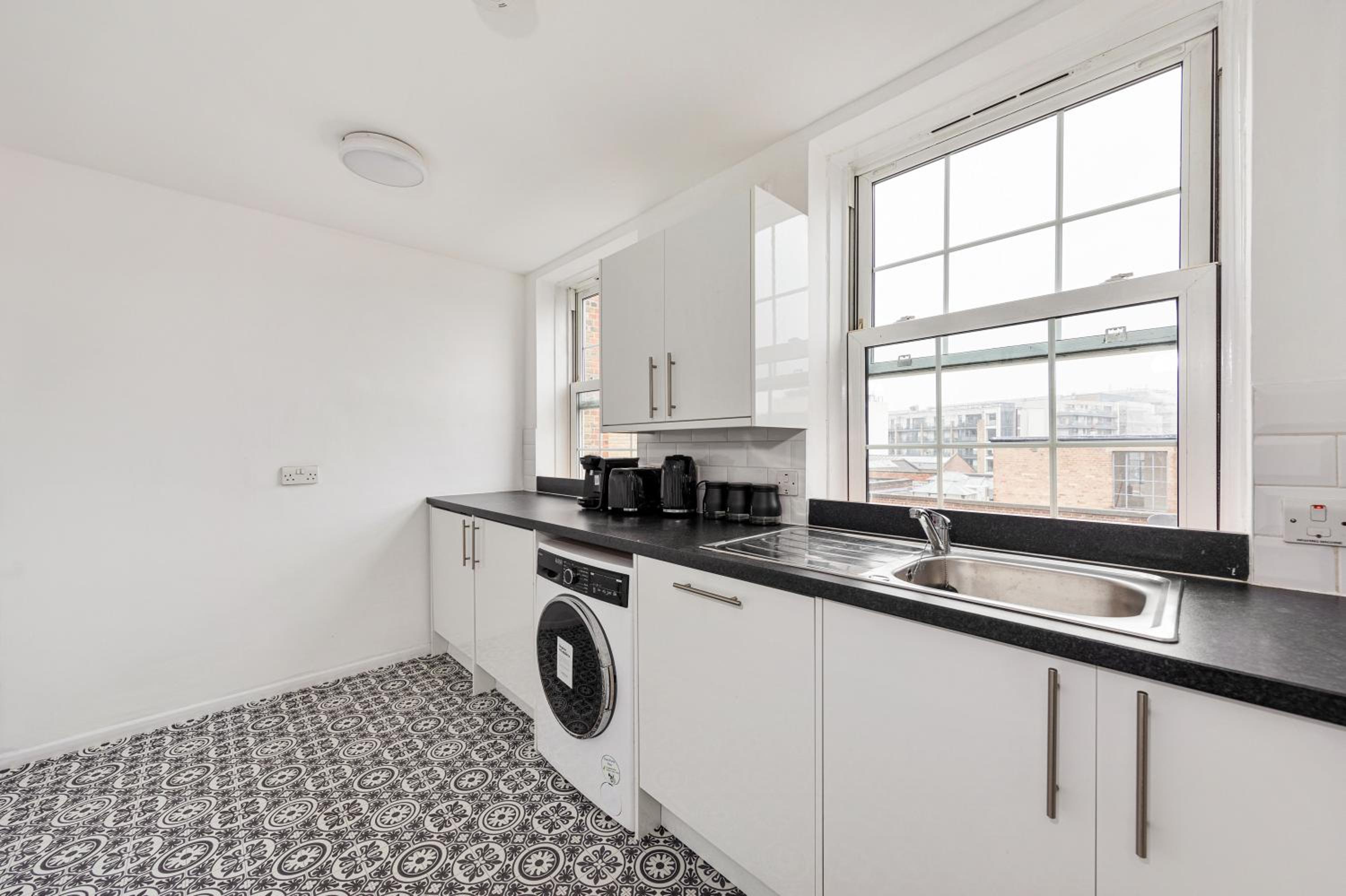 Sleek Shoreditch Hideout - 2 Bed Gem with Balcony in Central London