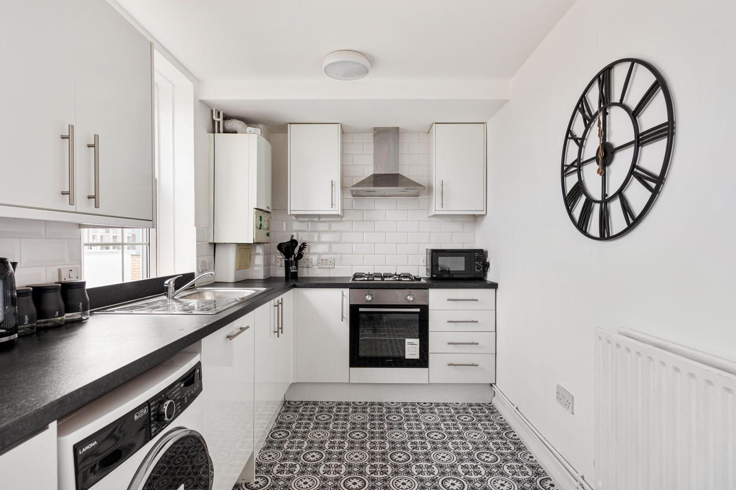 Sleek Shoreditch Hideout - 2 Bed Gem with Balcony in Central London