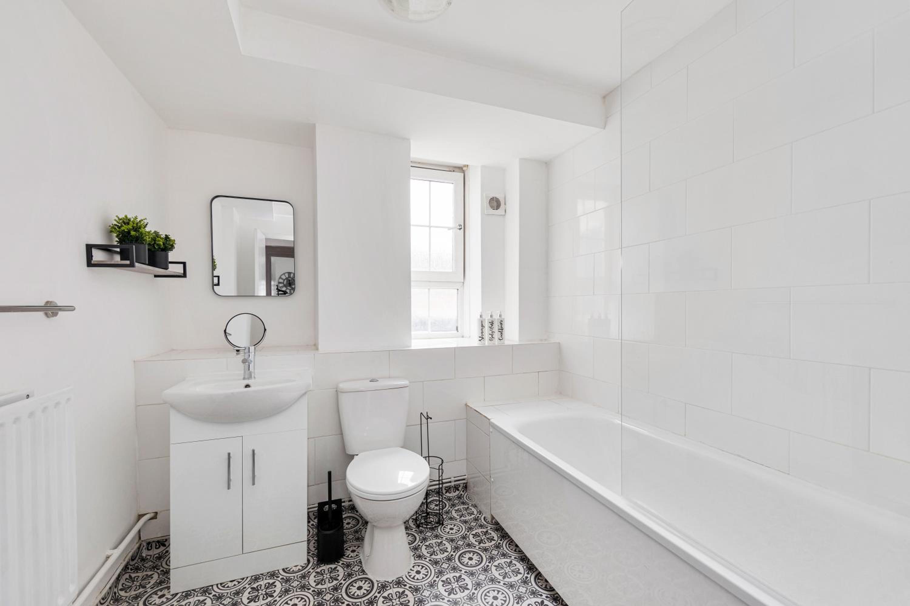 Sleek Shoreditch Hideout - 2 Bed Gem with Balcony in Central London