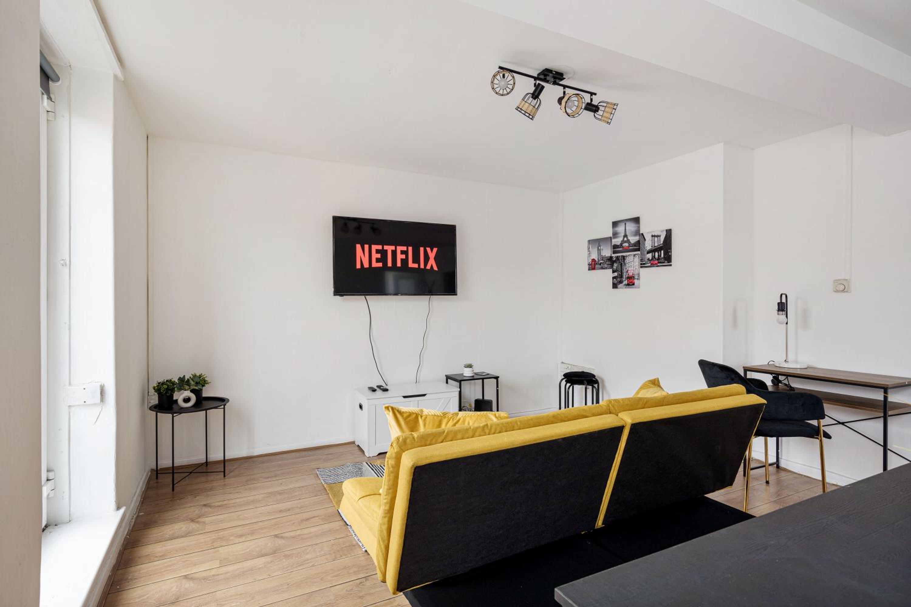 Sleek Shoreditch Hideout - 2 Bed Gem with Balcony in Central London