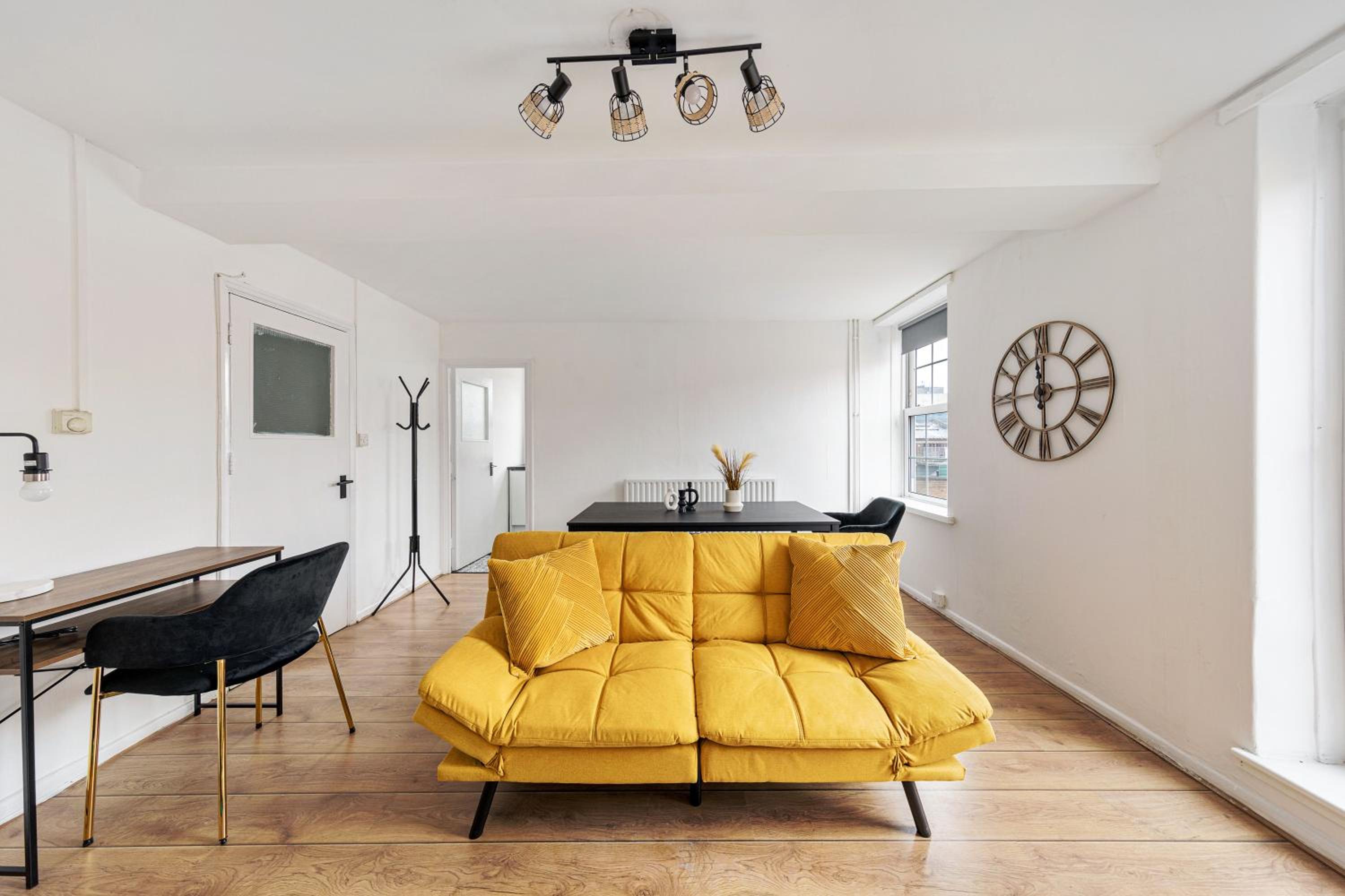 Sleek Shoreditch Hideout - 2 Bed Gem with Balcony in Central London