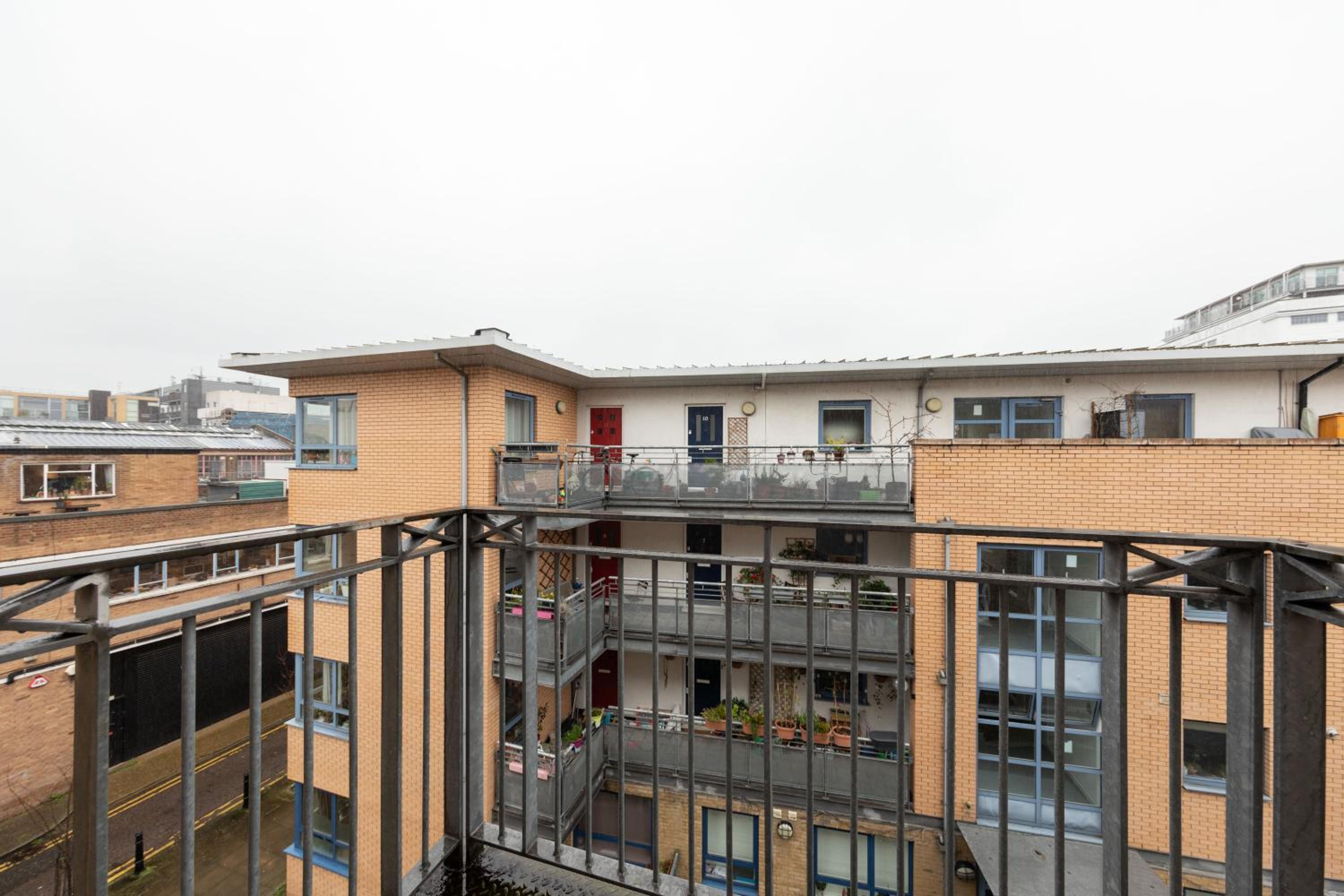 Sleek Shoreditch Hideout - 2 Bed Gem with Balcony in Central London