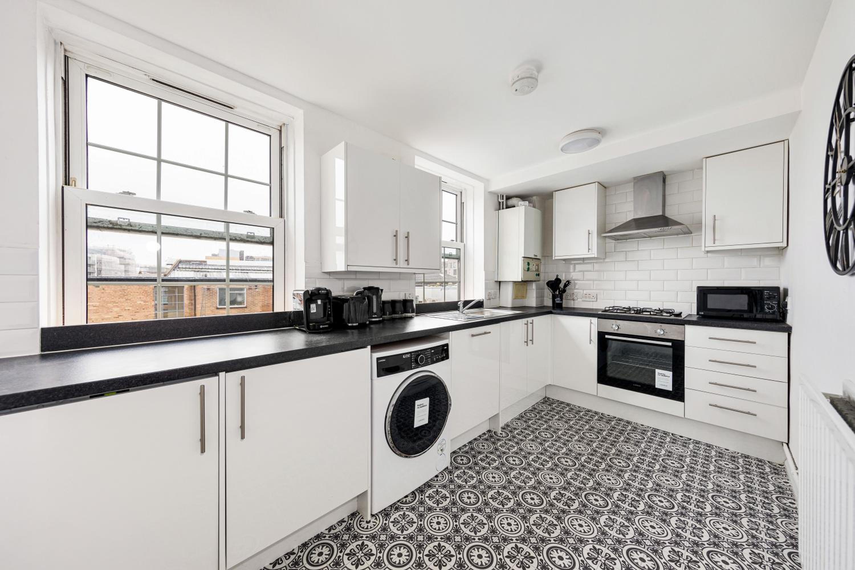 Sleek Shoreditch Hideout - 2 Bed Gem with Balcony in Central London