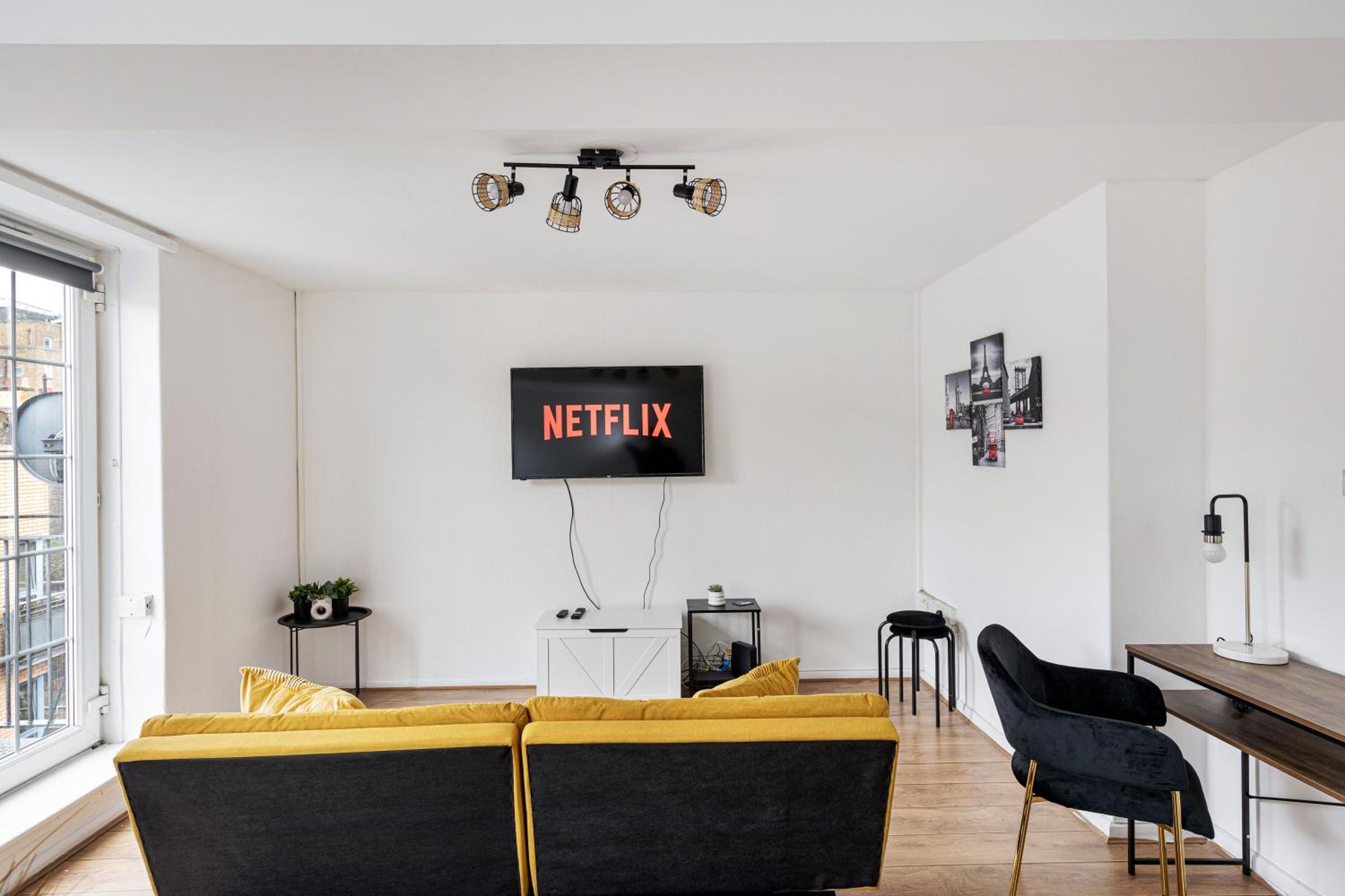 Sleek Shoreditch Hideout - 2 Bed Gem with Balcony in Central London