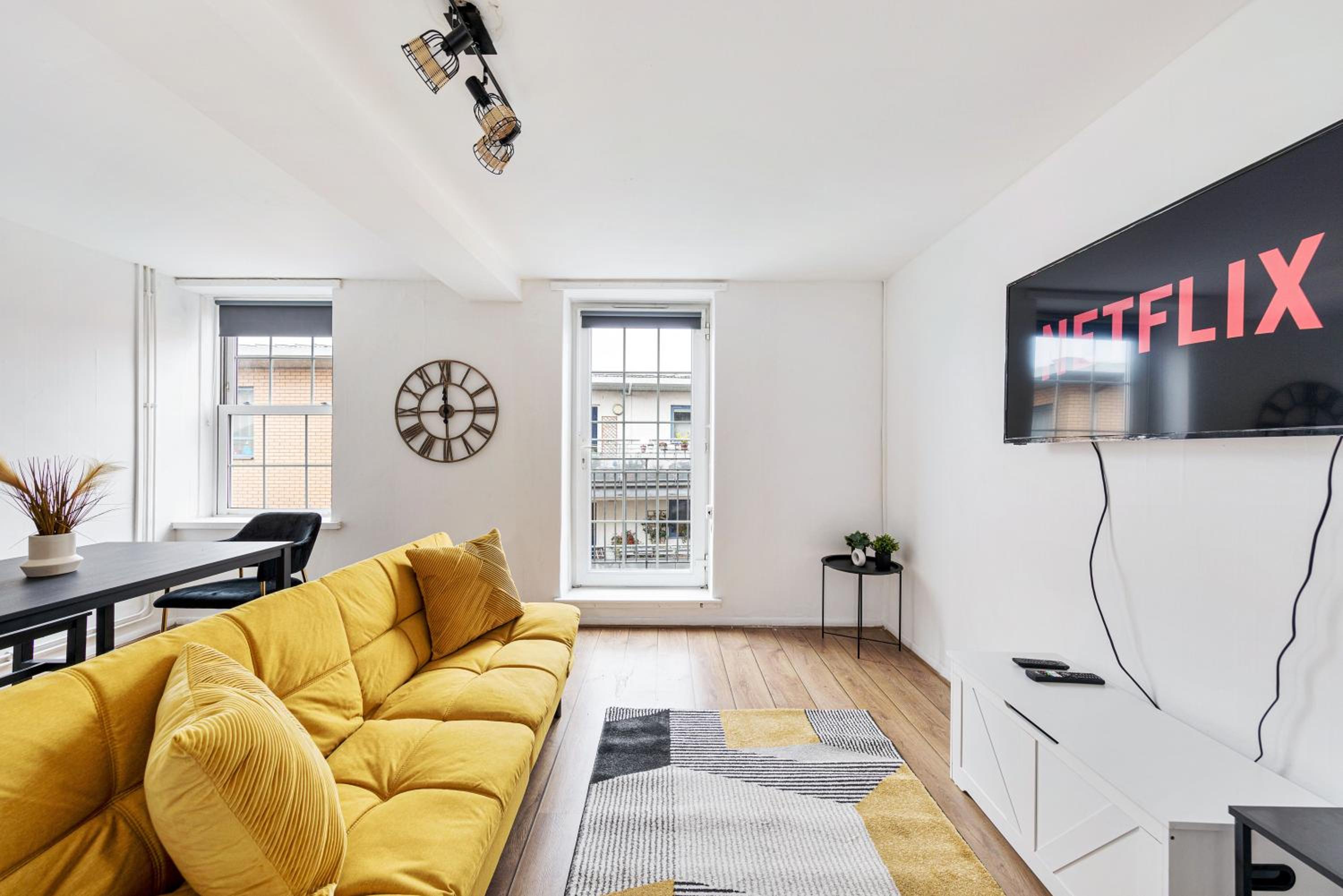 Sleek Shoreditch Hideout - 2 Bed Gem with Balcony in Central London