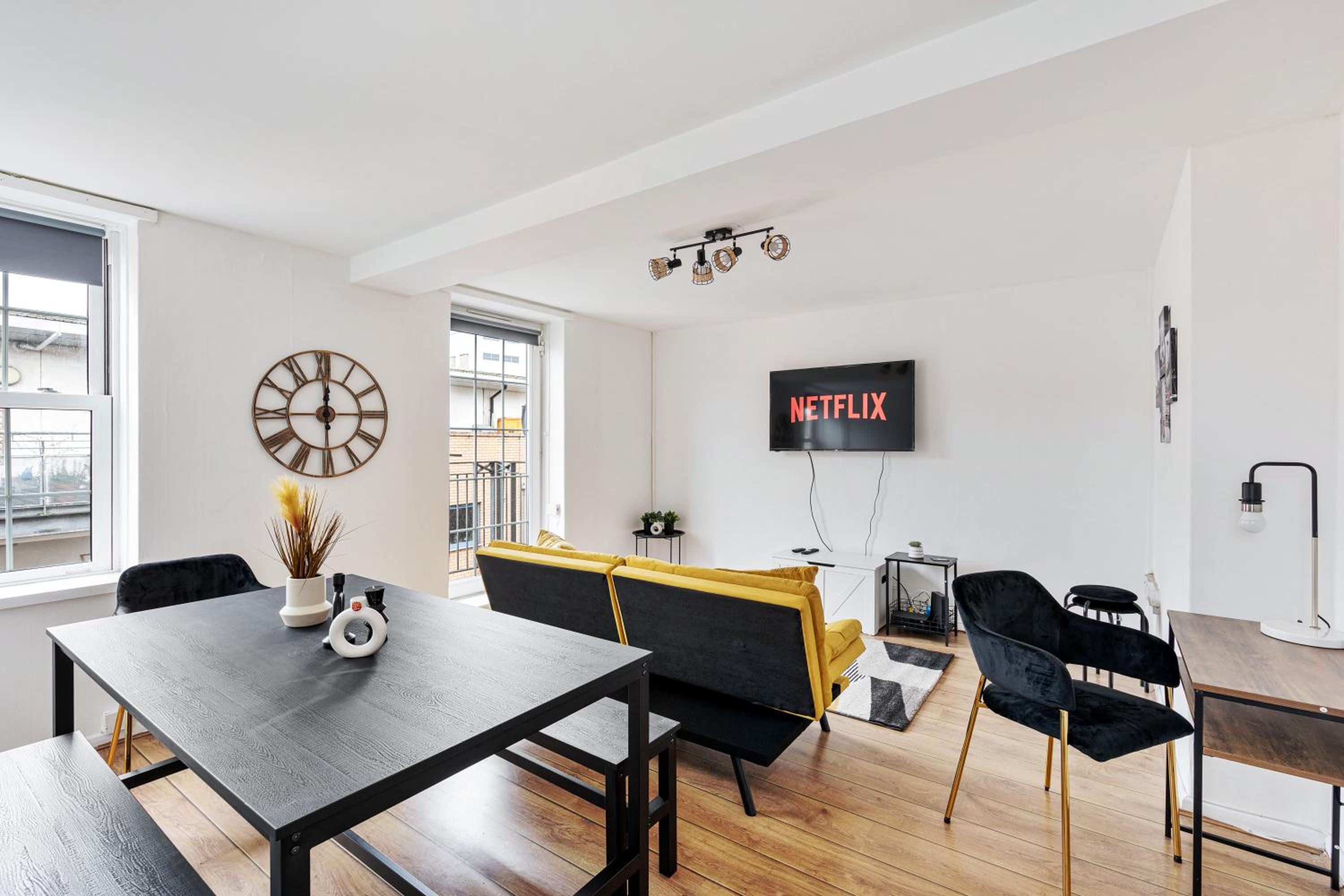 Sleek Shoreditch Hideout - 2 Bed Gem with Balcony in Central London